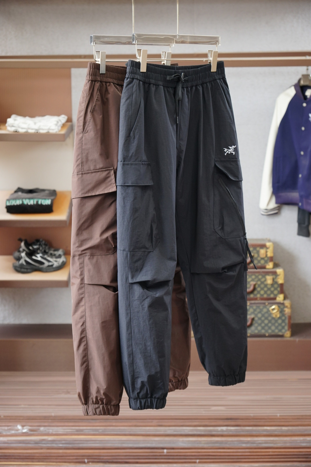 NO:598188,Arc'teryx - 2025ss new autumn and winter products, no bloat, perfect pants shape, super handsome slim and warm high-end down pants, a must-have for polar cold resistance, the most handsome down pants so far! It has given up many bloated designs, and it is definitely the benchmark of 90 goose down pants that beats the rest. I highly recommend them, they are great! There are so many highlights in the side pocket design, the quality is very good, and the details are outstanding, mainly the style. We have never encountered any down pants that have such a handsome upper body effect! Exquisite cuffs (elastic waist), classic square design, cuffed trousers, plus century-old classic rubber back pockets. The inner liner is also made of excellent nylon fabric, which is skin-friendly and comfortable. I can’t even find any faults! Size M-4XL,arc'teryx,down jacket,alexander wang19860909始祖鸟-2025ss秋冬新品 拒绝臃肿,完美裤型,超帅修身保暖高档羽绒裤,极地抗寒必备款,迄今最帅羽绒裤！放弃了许许多多的臃肿设计,绝对是力压群雄的90鹅绒羽绒裤标杆之作,绝对力推,相当棒！侧面口袋设计的亮点超多,品质非常好,细节极为出众,主要是版型,我们从未遇到过任何一款羽绒裤的上身效果可以帅到这种高度！精湛的束口（弹力腰围）,经典方块设计,搭配束口裤脚收尾,外加百年经典的后口袋橡胶,内胆也是非常棒的尼龙面料,亲肤舒适,我甚至找不到任何一处可以挑刺的地方！尺码M-4XL,arc'teryx,down jacket,alexander wang,Men's clothing