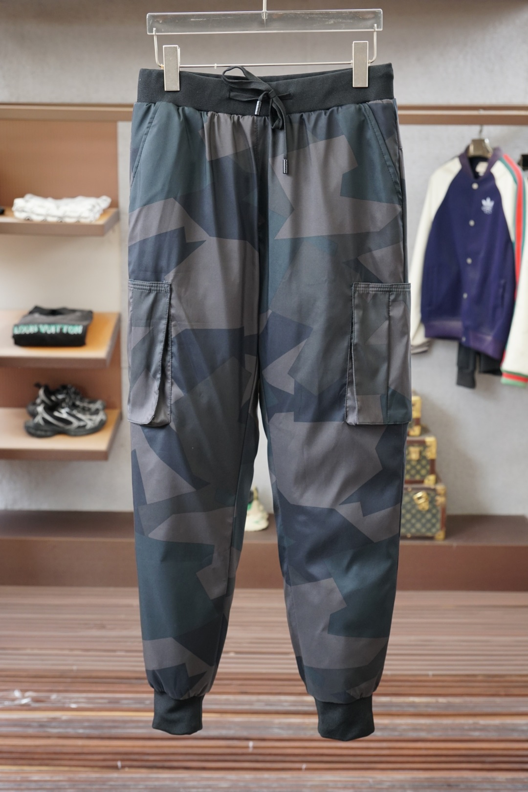 NO:598186,Valentino - 2025ss new autumn and winter products, no bloat, perfect pants shape, super handsome slim and warm high-end down pants, a must-have for polar cold resistance, the most handsome down pants so far! It has given up many bloated designs, and it is definitely the benchmark of 90 goose down pants that beats the rest. I highly recommend them, they are great! There are so many highlights in the side pocket design, the quality is very good, and the details are outstanding, mainly the style. We have never encountered any down pants that have such a handsome upper body effect! Exquisite cuffs (elastic waist), classic square design, cuffed trousers, plus century-old classic rubber back pockets. The inner liner is also made of excellent nylon fabric, which is skin-friendly and comfortable. I can’t even find any faults! Size M-4XL,,valentino,down jacket,alexander wang19860909华伦天奴-2025ss秋冬新品 拒绝臃肿,完美裤型,超帅修身保暖高档羽绒裤,极地抗寒必备款,迄今最帅羽绒裤！放弃了许许多多的臃肿设计,绝对是力压群雄的90鹅绒羽绒裤标杆之作,绝对力推,相当棒！侧面口袋设计的亮点超多,品质非常好,细节极为出众,主要是版型,我们从未遇到过任何一款羽绒裤的上身效果可以帅到这种高度！精湛的束口（弹力腰围）,经典方块设计,搭配束口裤脚收尾,外加百年经典的后口袋橡胶,内胆也是非常棒的尼龙面料,亲肤舒适,我甚至找不到任何一处可以挑刺的地方！尺码M-4XL,,valentino,down jacket,alexander wang,Men's clothing