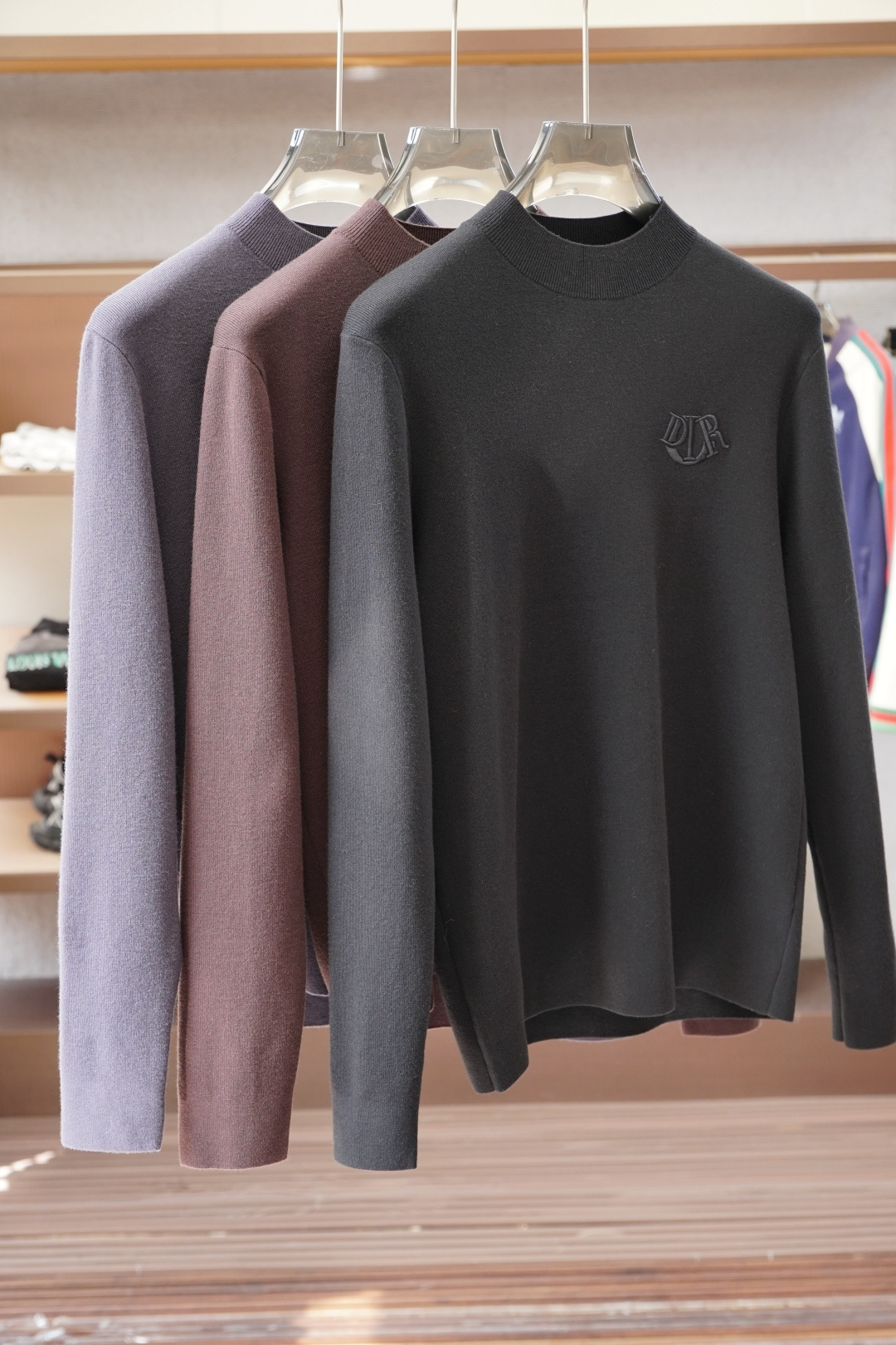 NO:690939,Dior Dior. 2025 new autumn and winter sweaters!  High-quality wool, simple but not simple. Casual round-neck style, easy to match for daily wear on the street. Fine workmanship, fine and even stitching, not easy to get off line. Color: black, brown, gray, code size: M-3XL,, dior, dior, sweaters,19860909Dior迪奥.2025秋冬新款毛衣！优质羊毛,简约而不简单.休闲圆领款式,日常搭配出街轻松搭配.做工精细 针脚细密均匀,不易脱线. 颜色黑色咖啡色灰色 码数M-3XL,,dior,dior,sweaters,,Men's clothing