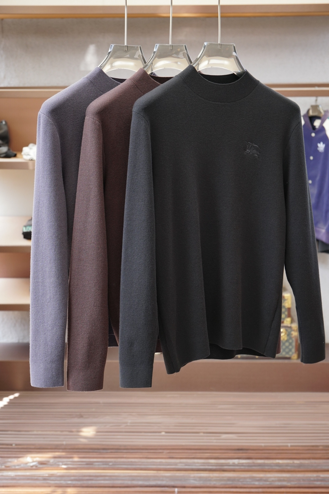 NO:690942,BBR Burberry 2025 new autumn and winter sweater!  High-quality wool, simple but not simple. Casual round-neck style, easy to match for daily wear on the street. Fine workmanship, fine and even stitching, not easy to get off line. Color: black, brown, gray, code size: M-3XL,, burberry, sweaters,19860909BBR巴宝莉2025秋冬新款毛衣！优质羊毛,简约而不简单.休闲圆领款式,日常搭配出街轻松搭配.做工精细 针脚细密均匀,不易脱线. 颜色黑色咖啡色灰色 码数M-3XL,,burberry,sweaters,,Men's clothing