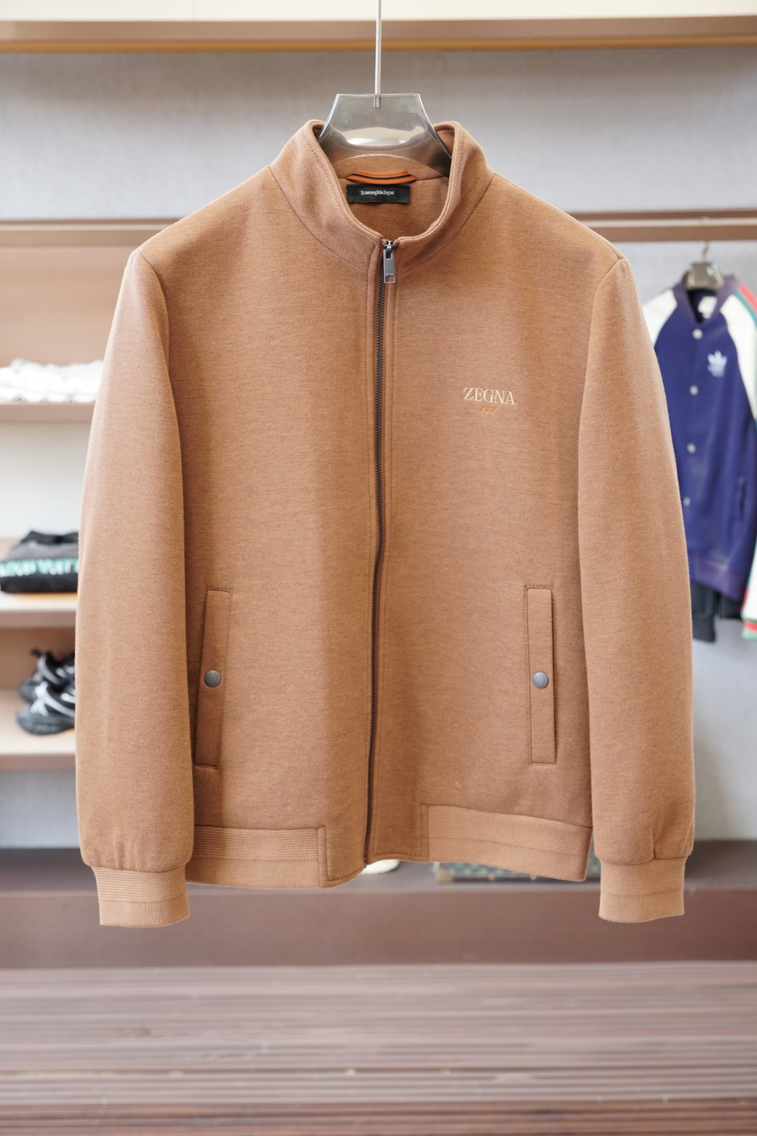 NO:645440,Ermenegildo Zegna - 2025 autumn and winter popular cotton jackets, business casual fashionable cotton jackets, wear them to your own taste [Like R] [Like R] With this version, whoever wears it is really fashionable and whoever wears it looks good!  !  The most touching thing is that the inside is quilted, so it won’t be bulky at all. It’s a winter shirt for men in the office!  Handsome, slim and warm!  [色色R][色色R] If you like it, come and get the same style [buy burst R][buy burst R][buy burst R]M-3XL,,,zegna,jackets & coats,alexander wang19860909杰尼亚-2025秋冬爆款棉服,商务休闲时尚棉服外套,穿出自己的感觉来[赞R][赞R] 这个版型,那真的是谁穿谁时髦,谁穿谁好看！！ 最最感人的还是内里是加了夹棉的,穿起来一点都不会臃肿,男士们办公室里的过冬战袍！又帅气又显瘦还保暖！[色色R][色色R] 喜欢的快来get同款吧[买爆R][买爆R][买爆R]M-3XL,,,zegna,jackets & coats,alexander wang,Men's clothing