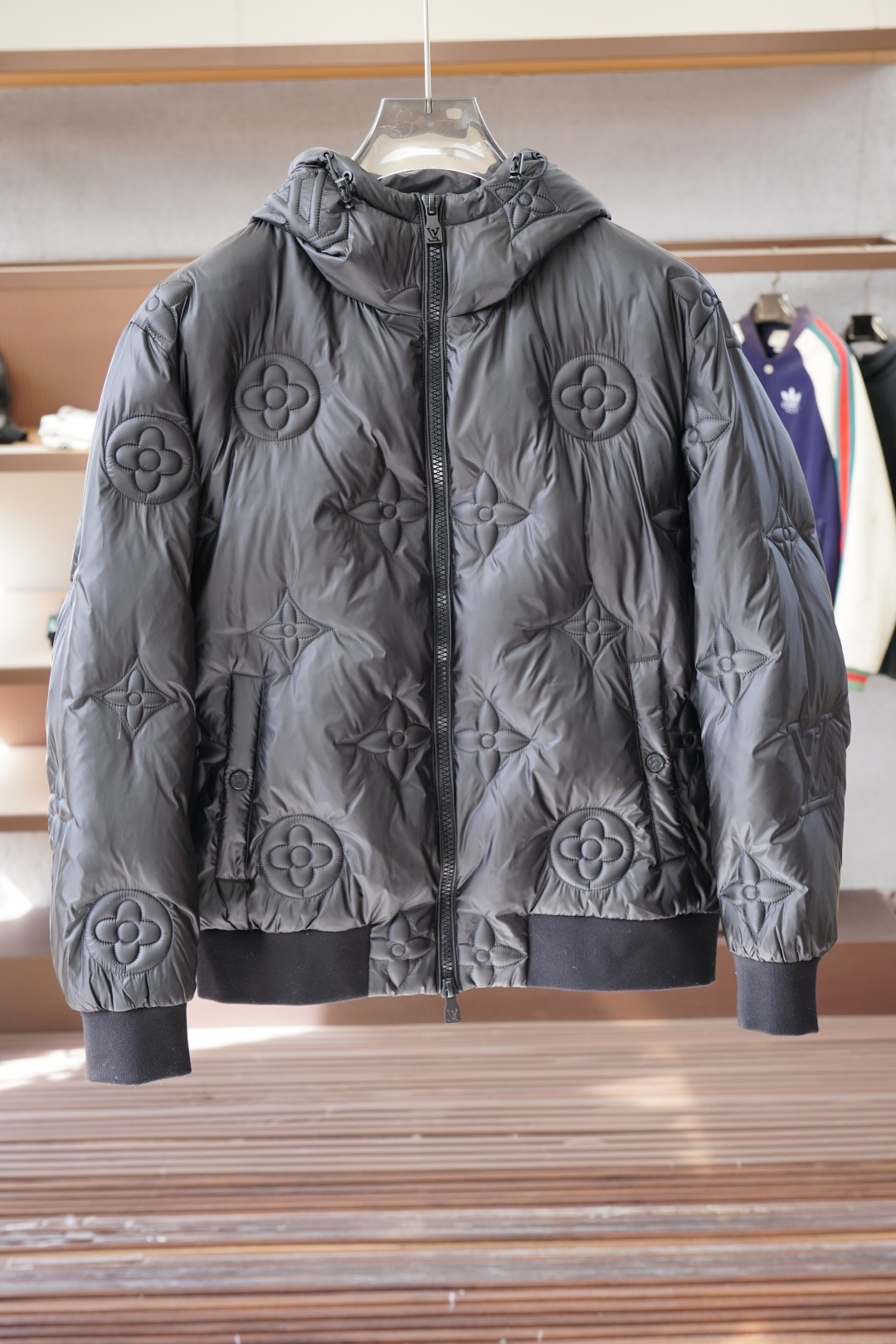 NO:600363,LV Louis Vuitton/Autumn and winter new hooded down jacket. Original customized hardware accessories are all imported and original customization. Welcome to compare. Absolutely high quality. Made of top-grade 90 white duck down, super soft, full of feathers. Super heavy lz fabric with perfect workmanship. Note that the fabric is super comfortable. Exclusive model!  Size M-XX XL,,louis vuitton,louis vuitton,down jacket,hats,alexander wang19860909LV 路易威登/秋冬新款连帽羽绒服 原版订制五金配件全进口原版定制 欢迎对比 绝对的高品质 采用顶级90白鸭绒超柔软 充羽量蓬松饱满 超级重lz面料做工杠杠的版型完美 注意面料超舒服 独家款！ 尺码M-XX XL,,louis vuitton,louis vuitton,down jacket,hats,alexander wang,Men's clothing