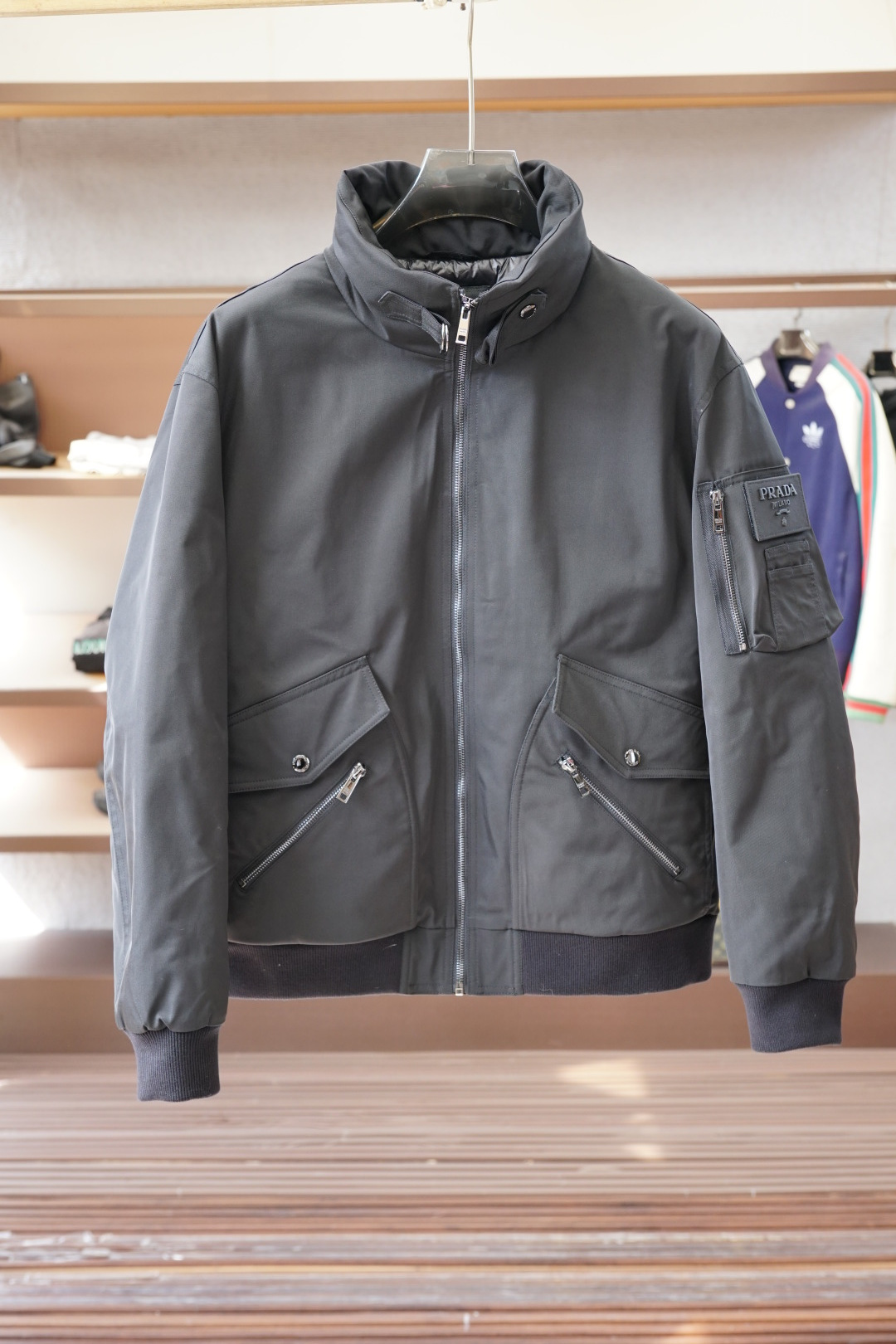 NO:600365,Prada - 2025 new autumn and winter hooded down jacket. Original custom-made hardware accessories are all imported and original customization. Welcome to compare. Absolutely high quality. Made of top-grade 90 white duck down, super soft, filled with fluffy and full feathers. Super heavy lz fabric, perfect workmanship. Note that the fabric is super comfortable. Exclusive model!  Size M-XX XL,,prada,prada,down jacket,hats,alexander wang19860909Prada普拉达-2025秋冬新款连帽羽绒服 原版订制五金配件全进口原版定制 欢迎对比 绝对的高品质 采用顶级90白鸭绒超柔软 充羽量蓬松饱满 超级重lz面料做工杠杠的版型完美 注意面料超舒服 独家款！ 尺码M-XX XL,,prada,prada,down jacket,hats,alexander wang,Men's clothing