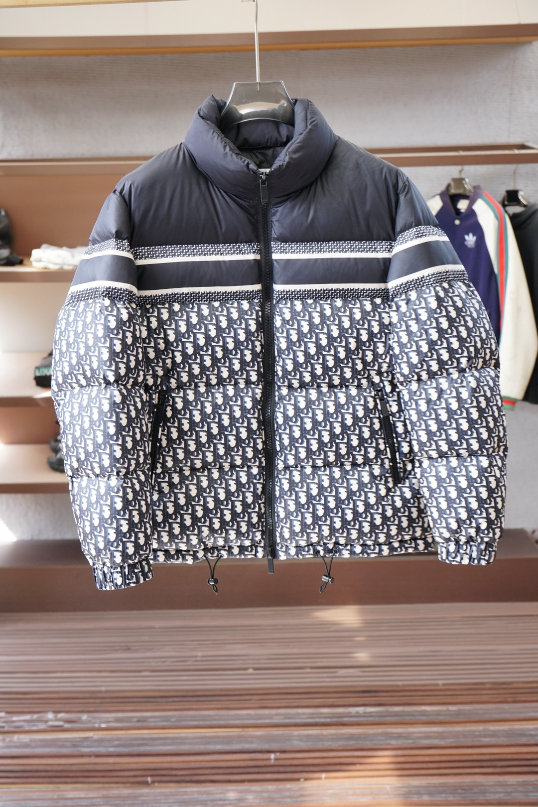 NO:600361,Dior Dior's new autumn and winter stand-up collar down jacket. Original custom-made hardware accessories are all imported and original customization. Welcome to compare. Absolutely high quality. Made of top-grade 90 white duck down, super soft and full of feathers. Super heavy lz fabric with good workmanship and perfect shape. Note that the fabric is super comfortable. Exclusive model!  Size M-XX XL,,dior,dior,down jacket,alexander wang19860909Dior迪奥 秋冬新款立领羽绒服 原版订制五金配件全进口原版定制 欢迎对比 绝对的高品质 采用顶级90白鸭绒超柔软 充羽量蓬松饱满 超级重lz面料做工杠杠的版型完美 注意面料超舒服 独家款！ 尺码M-XX XL,,dior,dior,down jacket,alexander wang,Men's clothing