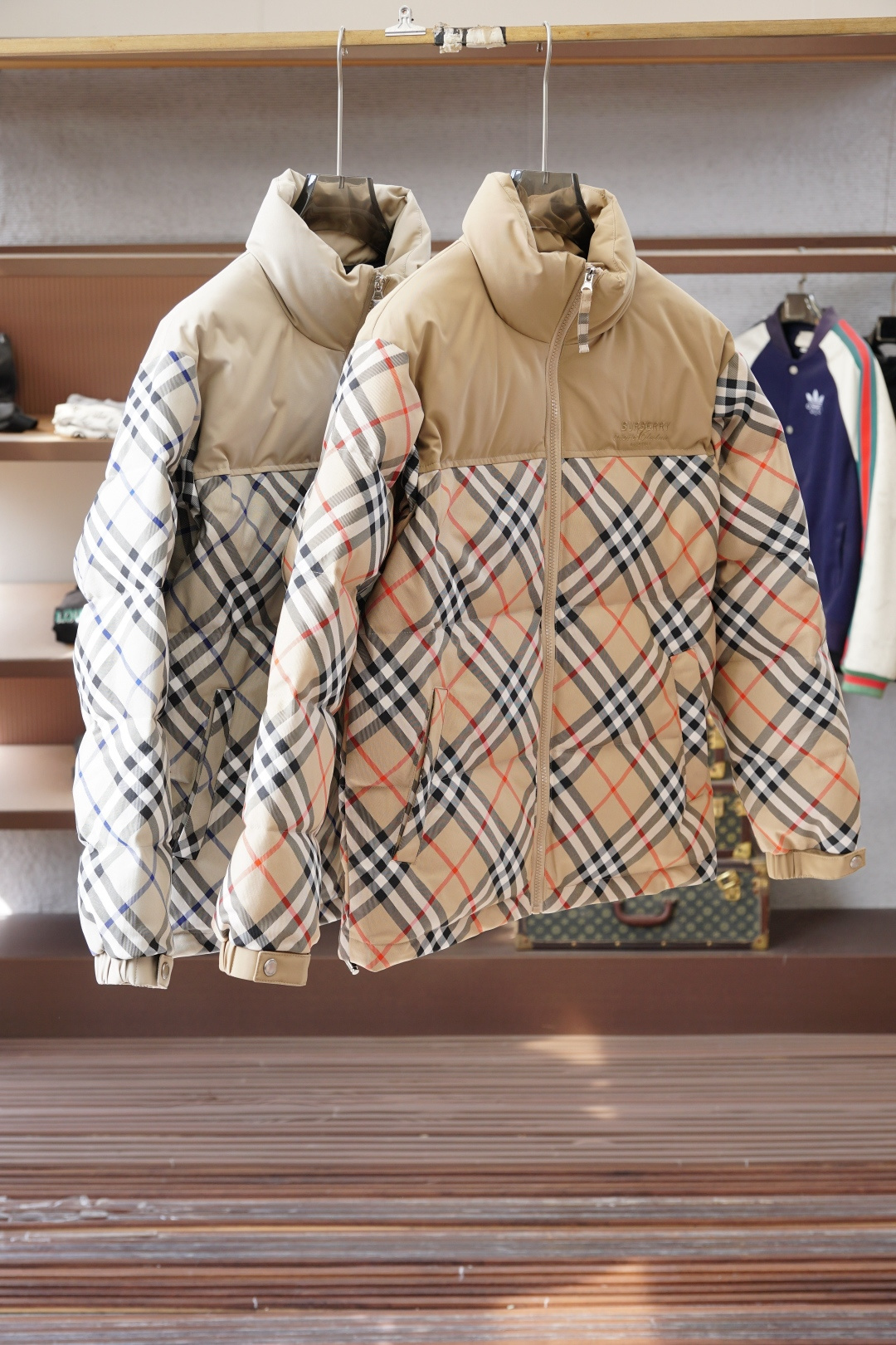 NO:600353,Burberry - Autumn and Winter Down BBR Autumn and Winter New Stand Collar Down Jacket Original customized hardware accessories are all imported and original customized. Welcome to compare. Absolutely high quality. Made of top-grade 90 white duck down, super soft, filled with fluffy and full feathers. Super heavy lz fabric with perfect workmanship. Note that the fabric is super comfortable. Exclusive model!  Size M-XX XL,,burberry,down jacket,alexander wang19860909巴宝莉-秋冬羽绒 BBR 秋冬新款立领羽绒服 原版订制五金配件全进口原版定制 欢迎对比 绝对的高品质 采用顶级90白鸭绒超柔软 充羽量蓬松饱满 超级重lz面料做工杠杠的版型完美 注意面料超舒服 独家款！ 尺码M-XX XL,,burberry,down jacket,alexander wang,Men's clothing