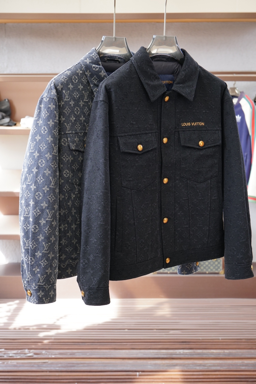 NO:600352,NEW# 2025 FW fall winter new# EA autumn and winter new men's cow down# Select 9010 large white duck down, full horizontal grain lock velvet technology, imported washed denim fabric, light and warm. Three-dimensional cutting version, slightly loose upper body effect, combined with more design sense and sports style details, showing the master style of the luxury brand. In late autumn and early winter, you can also get rid of dull dressing, fashionable and trendy new leisure experience. Show high-end taste. Color is light gray  Black size M-3XL,,down jacket,alexander wang19860909NEW# 2025 FW fall winter新款# EA秋冬新款男士牛羽绒#  甄选9010大朵白鸭绒,饱满横纹锁绒工艺,外料进口洗水牛仔面料,轻便保暖.立体裁剪版型,微宽松的上身效果,结合多出设计感及运动风格细节,展现奢牌的大师风范.深秋初冬季也能摆脱沉闷穿搭,时尚潮流的休闲新体验.彰显高端品味. 颜色浅灰 黑色 尺码M-3XL,,down jacket,alexander wang,Men's clothing