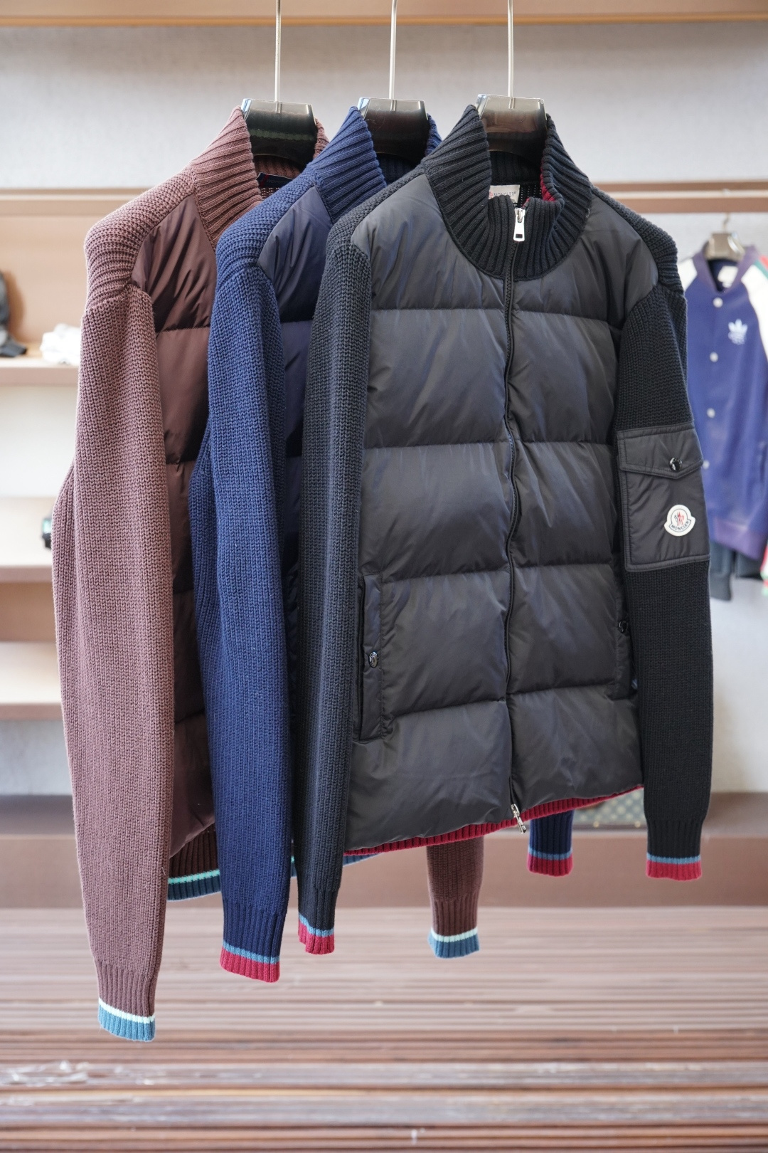 NO:600357,Mengkou - 2025 autumn and winter knitted spliced down blended jacket | Quality choice, freehand and unrestrained. High-quality fabrics are selected from 14 sheep wool, soft and fluffy, warm and iron-fitting, combined with 16 recycled fibers, with stronger elasticity and tolerance. Selected 9010 white duck down, large flowers and odorless cleaning process, the down is more fluffy, the filling is fuller, and the daily wear in autumn and winter is warm and comfortable.  Exquisite craftsmanship and delicate color-matching thread stitching, with grainy and fluffy textures of twill and woolen fabrics, are durable and non-deformable, and details highlight quality. Contrast embroidered family logos on the inner collar, and contrasting piping details, reveal elegance in a low-key manner. Customized gun-colored pure copper zippers, with superior texture **Simple and versatile** Classic floral wool color + Loro Piana embroidery pattern, showing the old money style. Easily matched, wearing a gentleman's demeanor. Color: black, blue, maroon red  Size M-3XL,,loro piana,Moncler,jackets & coats,down jacket,alexander wang19860909蒙口-2025秋冬款针织拼接羽绒混纺外套 | 品质之选,写意潇洒 高品质面料精选14绵羊毛,柔软蓬松,保暖熨贴,结合16再生纤维,弹力包容性更强.精选9010白鸭绒,大朵无味清洗工艺,绒子更蓬松,填充度更饱满充盈,秋冬日常穿着温暖舒适. 精致工艺细腻配色线衍缝,自带斜纹及毛织品的颗粒蓬松感,耐穿不变形,细节彰显品质.内领撞色绣花家族徽标,细节撞色滚边,低调中透露不凡奢雅.定制枪色纯铜拉链,质感超群 **简约百搭**经典花毛色色+Loro Piana绣花图案,尽现老钱风范.轻松搭配,穿出绅士风度 颜色黑色 蓝,枣红 尺码M-3XL,,loro piana,Moncler,jackets & coats,down jacket,alexander wang,Men's clothing