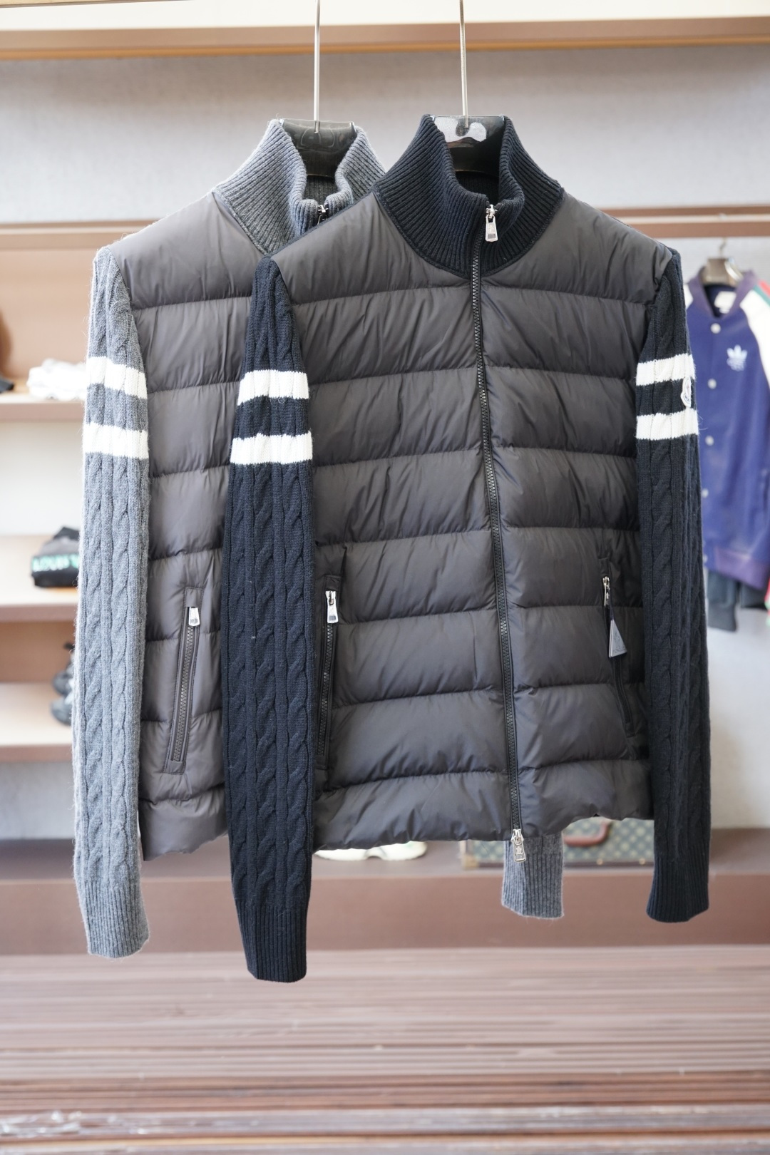 NO:600359,Mengkou - 2025 autumn and winter knitted spliced down blended jacket | Quality choice, freehand and unrestrained. High-quality fabrics are selected from 14 sheep wool, soft and fluffy, warm and iron-fitting, combined with 16 recycled fibers, with stronger elasticity and tolerance. Selected 9010 white duck down, large flowers and odorless cleaning process, the down is more fluffy, the filling is fuller, and the daily wear in autumn and winter is warm and comfortable.  Exquisite craftsmanship and fine color matching thread stitching, with grainy and fluffy textures of twill and woolen fabrics, durable and non-deformable, and details that highlight quality. Contrast embroidered family logo on the inner collar, and contrasting piping details, revealing elegance in a low-key manner. Customized gun-colored pure copper zippers, superior texture **Simple and versatile** Classic floral wool color + Loro Piana embroidery pattern, showing the old money style. Easily matched, wearing a gentleman's style Color black gray  Size M-3XL,,loro piana,Moncler,jackets & coats,down jacket,alexander wang19860909蒙口-2025秋冬款针织拼接羽绒混纺外套 | 品质之选,写意潇洒 高品质面料精选14绵羊毛,柔软蓬松,保暖熨贴,结合16再生纤维,弹力包容性更强.精选9010白鸭绒,大朵无味清洗工艺,绒子更蓬松,填充度更饱满充盈,秋冬日常穿着温暖舒适. 精致工艺细腻配色线衍缝,自带斜纹及毛织品的颗粒蓬松感,耐穿不变形,细节彰显品质.内领撞色绣花家族徽标,细节撞色滚边,低调中透露不凡奢雅.定制枪色纯铜拉链,质感超群 **简约百搭**经典花毛色色+Loro Piana绣花图案,尽现老钱风范.轻松搭配,穿出绅士风度 颜色黑色灰色 尺码M-3XL,,loro piana,Moncler,jackets & coats,down jacket,alexander wang,Men's clothing