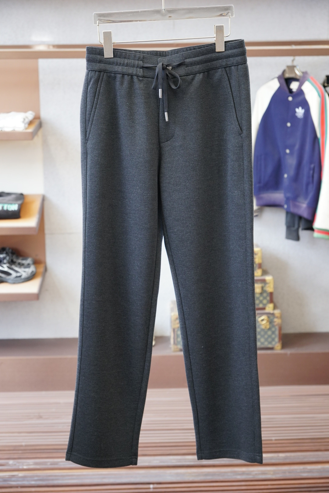 NO:600369,Ermenegildo Zegna/2025 Autumn and Winter Full product order, warm and stylish Wool blended elastic waist straight-leg casual pants Classic and versatile Logo hardware embellishment, elastic waist drawstring fit tailoring Classic and versatile at the same time The upper body has a casual sense of relaxation The fabric is made of blended wool, comfortable and breathable Warm and reflects high-end texture Full product order, color Black Gray Khaki Size m to xxxl,,zegna,alexander wang19860909杰尼亚/2025秋冬 全品相订单,保暖有型 羊毛呢混纺松紧腰直脚休闲裤 经典百搭 标志五金的点缀,松紧腰抽绳合体的剪裁 经典百搭同时 上身有总随意的松弛感 面料采用混纺羊毛材质,舒适透气 保暖的同时 体现高档质感 全品相的订单,颜色 黑色 灰色卡其 码数m到xxxl,,zegna,alexander wang,Men's clothing