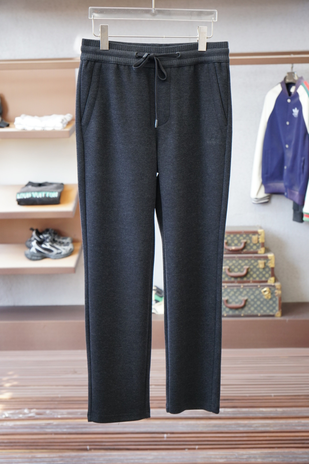 NO:600371,Ermenegildo Zegna - 2025 Autumn and Winter Full product order, warm and stylish Wool blended elastic waist straight-leg casual pants Classic and versatile Logo hardware embellishment, elastic waist drawstring fitted tailoring Classic and versatile at the same time The upper body has a casual sense of relaxation The fabric is made of blended wool, comfortable and breathable Warm and reflects high-end texture Full product order, color Black Khaki Size m to xxxl,,zegna,alexander wang19860909杰尼亚-2025秋冬 全品相订单,保暖有型 羊毛呢混纺松紧腰直脚休闲裤 经典百搭 标志五金的点缀,松紧腰抽绳合体的剪裁 经典百搭同时 上身有总随意的松弛感 面料采用混纺羊毛材质,舒适透气 保暖的同时 体现高档质感 全品相的订单,颜色 黑色 卡其 码数m到xxxl,,zegna,alexander wang,Men's clothing