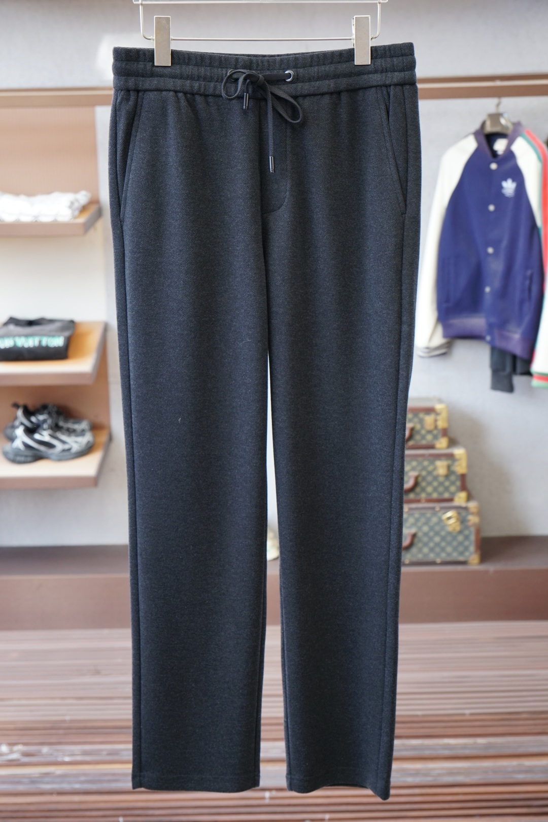 NO:600354,LP-Lo*ro P Autumn and Winter Full product order, warm and stylish Wool blended elastic waist straight leg casual pants, classic and versatile. Logo hardware embellishment, elastic waist drawstring fit tailoring. Classic and versatile at the same time. The upper body has a casual and relaxed feeling. The fabric is made of blended wool, comfortable and breathable. It is warm and reflects high-end texture. Full product order, color. Black, size m to xxxl, loro piana, alexander wang19860909LP-Lo*ro P秋冬 全品相订单,保暖有型 羊毛呢混纺松紧腰直脚休闲裤 经典百搭 标志五金的点缀,松紧腰抽绳合体的剪裁 经典百搭同时 上身有总随意的松弛感 面料采用混纺羊毛材质,舒适透气 保暖的同时 体现高档质感 全品相的订单,颜色 黑色 码数m到xxxl,,loro piana,alexander wang,Men's clothing