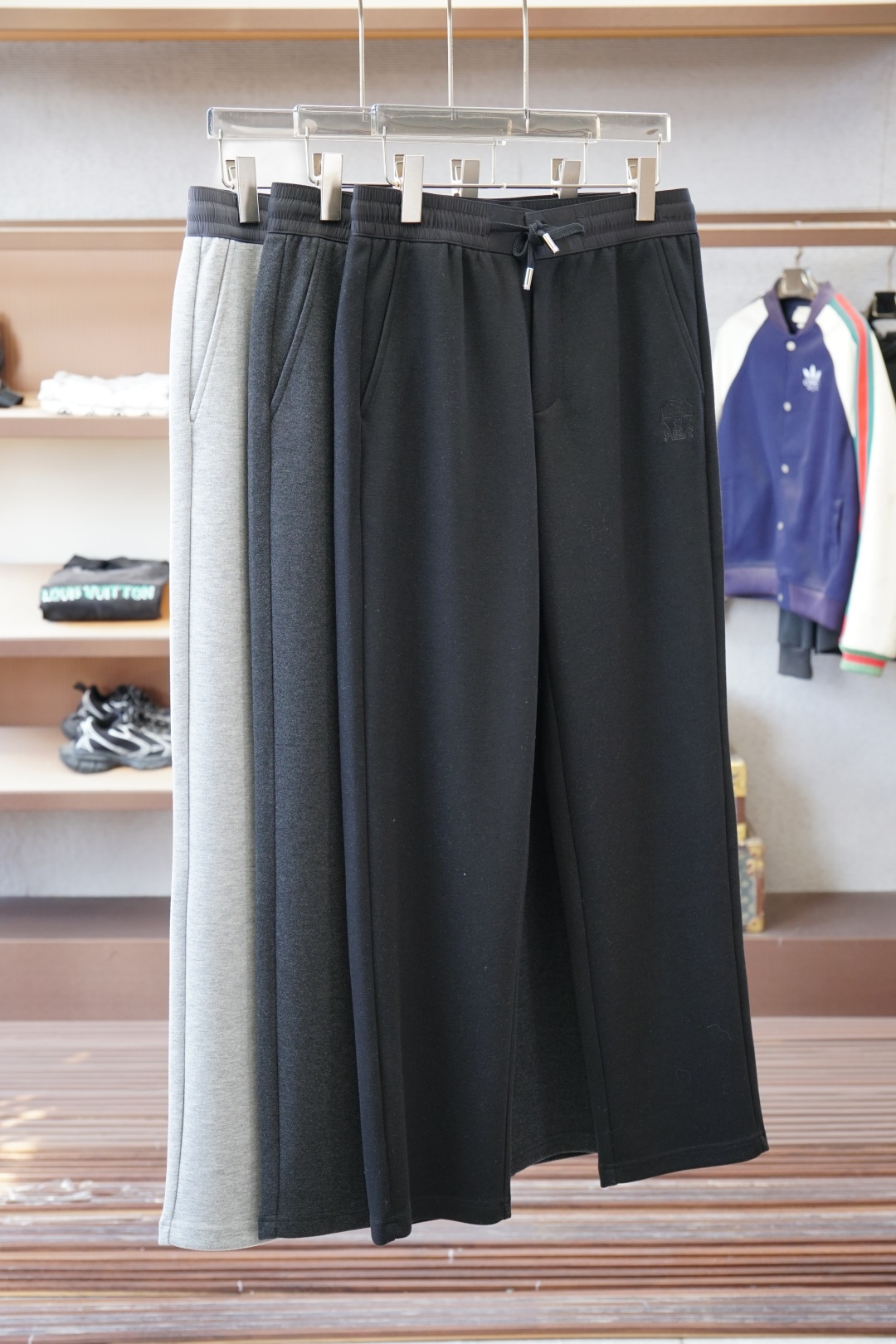 NO:600356,BC-2025 Autumn and Winter Full product order, warm and stylish Wool blended elastic waist straight-leg casual pants, classic and versatile. Embellishment of logo hardware, elastic waist drawstring fit tailoring. Classic and versatile at the same time. The upper body has a casual and relaxed feeling. The fabric is made of blended wool, comfortable and breathable. It is warm and reflects high-end texture. Full product order, color: black, brown and dark gray, size m to xxxl, alexander wang19860909BC-2025秋冬 全品相订单,保暖有型 羊毛呢混纺松紧腰直脚休闲裤 经典百搭 标志五金的点缀,松紧腰抽绳合体的剪裁 经典百搭同时 上身有总随意的松弛感 面料采用混纺羊毛材质,舒适透气 保暖的同时 体现高档质感 全品相的订单,颜色 黑色 棕深灰色码数m到xxxl,,alexander wang,Men's clothing