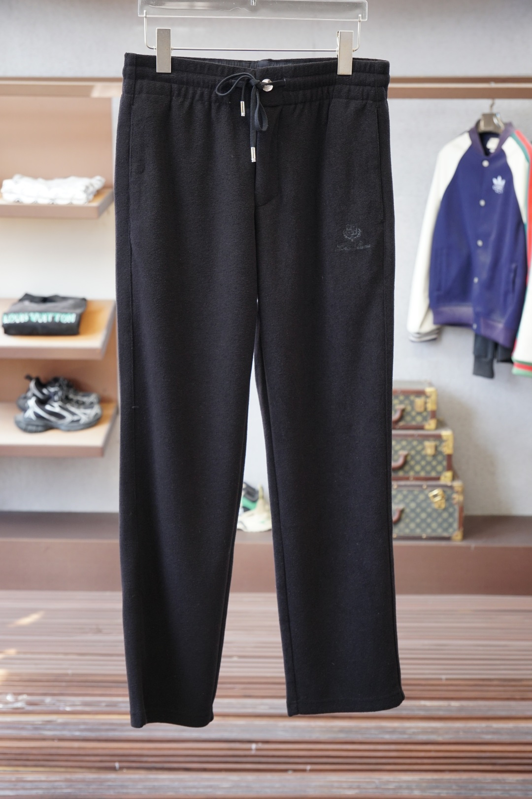 NO:600358,LP-2025 Autumn and Winter Full product order, warm and stylish Wool blended elastic waist straight-leg casual pants, classic and versatile Logo hardware embellishment, elastic waist drawstring fit tailoring, classic and versatile at the same time, the upper body has a casual sense of relaxation The fabric is made of blended wool, comfortable and breathable, keeping warm while reflecting high-end texture Full product order, color Black Khaki color code number m to xxxl, loro piana, alexander wang19860909LP-2025秋冬 全品相订单,保暖有型 羊毛呢混纺松紧腰直脚休闲裤 经典百搭 标志五金的点缀,松紧腰抽绳合体的剪裁 经典百搭同时 上身有总随意的松弛感 面料采用混纺羊毛材质,舒适透气 保暖的同时 体现高档质感 全品相的订单,颜色 黑色 卡其色码数m到xxxl,,loro piana,alexander wang,Men's clothing