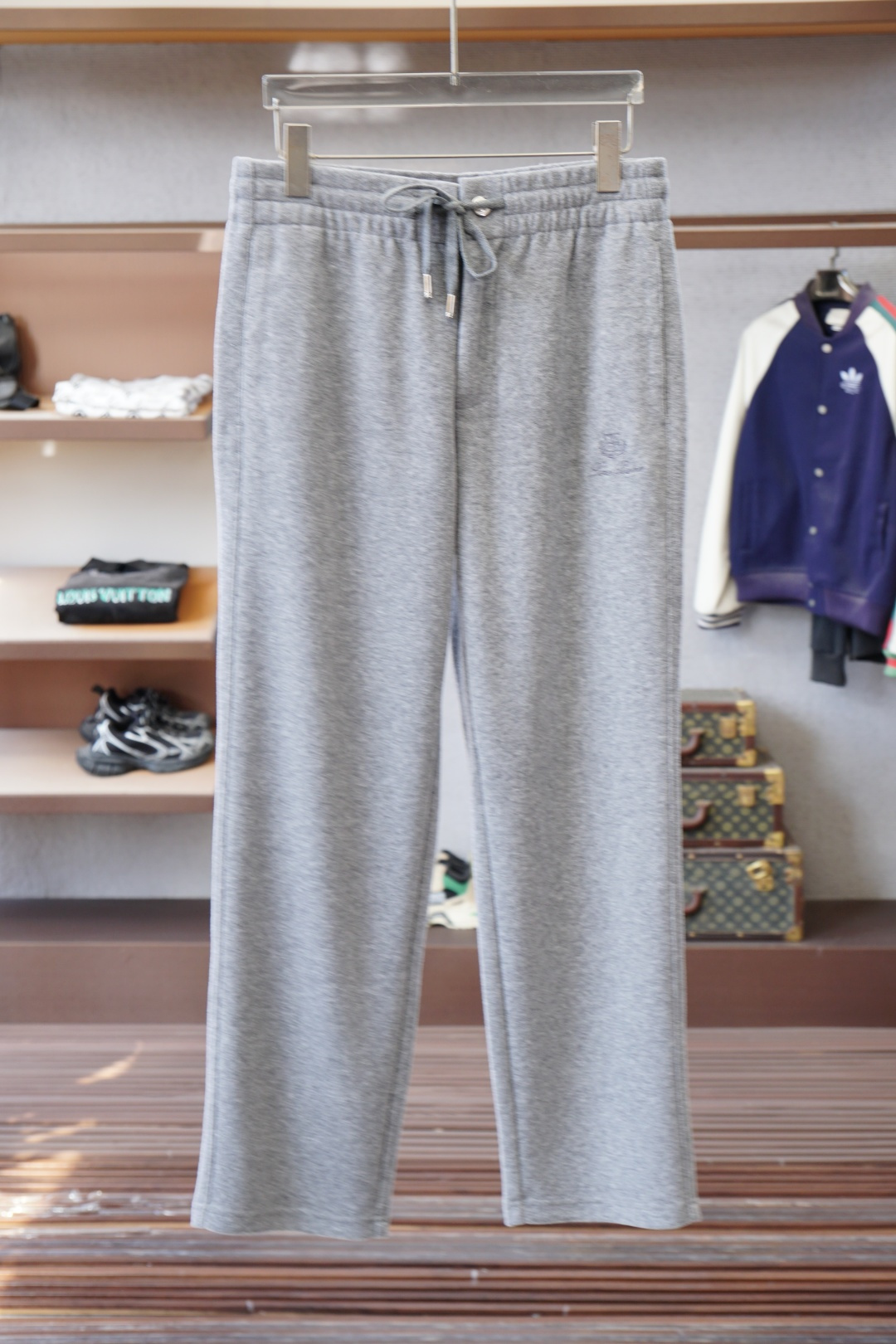 NO:600360,LP-2025 Autumn and Winter Full product order, warm and stylish Wool blended elastic waist straight-leg casual pants, classic and versatile. Logo hardware embellishment, elastic waist drawstring fit tailoring. Classic and versatile at the same time. The upper body has a casual sense of relaxation. The fabric is made of blended wool, comfortable and breathable. It is warm and reflects high-end texture. Full product order, color: black, light gray khaki, code number m to xxxl,, loro  piana,alexander wang19860909LP-2025秋冬 全品相订单,保暖有型 羊毛呢混纺松紧腰直脚休闲裤 经典百搭 标志五金的点缀,松紧腰抽绳合体的剪裁 经典百搭同时 上身有总随意的松弛感 面料采用混纺羊毛材质,舒适透气 保暖的同时 体现高档质感 全品相的订单,颜色 黑色 浅色灰卡其色码数m到xxxl,,loro piana,alexander wang,Men's clothing