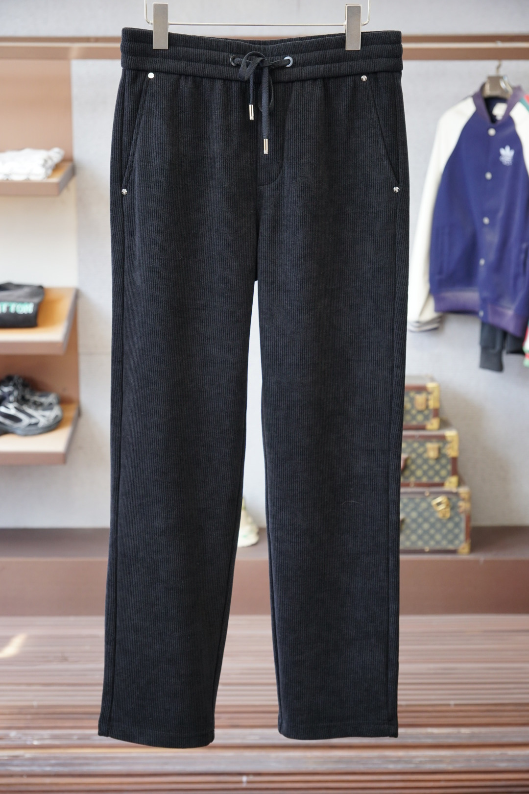 NO:600362,Prada - 2025 Autumn and Winter Full product order, warm and stylish corduroy blended elastic waist straight-leg casual pants, classic and versatile. Embellishment of logo hardware, elastic waist and drawstring fit tailoring. Classic and versatile at the same time, the upper body has a casual sense of relaxation. The fabric is made of blended wool, comfortable and breathable. Warm and reflects high-end texture. Full product order, color black.  Dark gray khaki code number m to xxxl,, prada, prada, alexander wang19860909Prada普拉达-2025秋冬 全品相订单,保暖有型 灯芯绒混纺松紧腰直脚休闲裤 经典百搭 标志五金的点缀,松紧腰抽绳合体的剪裁 经典百搭同时 上身有总随意的松弛感 面料采用混纺羊毛材质,舒适透气 保暖的同时 体现高档质感 全品相的订单,颜色 黑色 深灰色卡其色码数m到xxxl,,prada,prada,alexander wang,Men's clothing