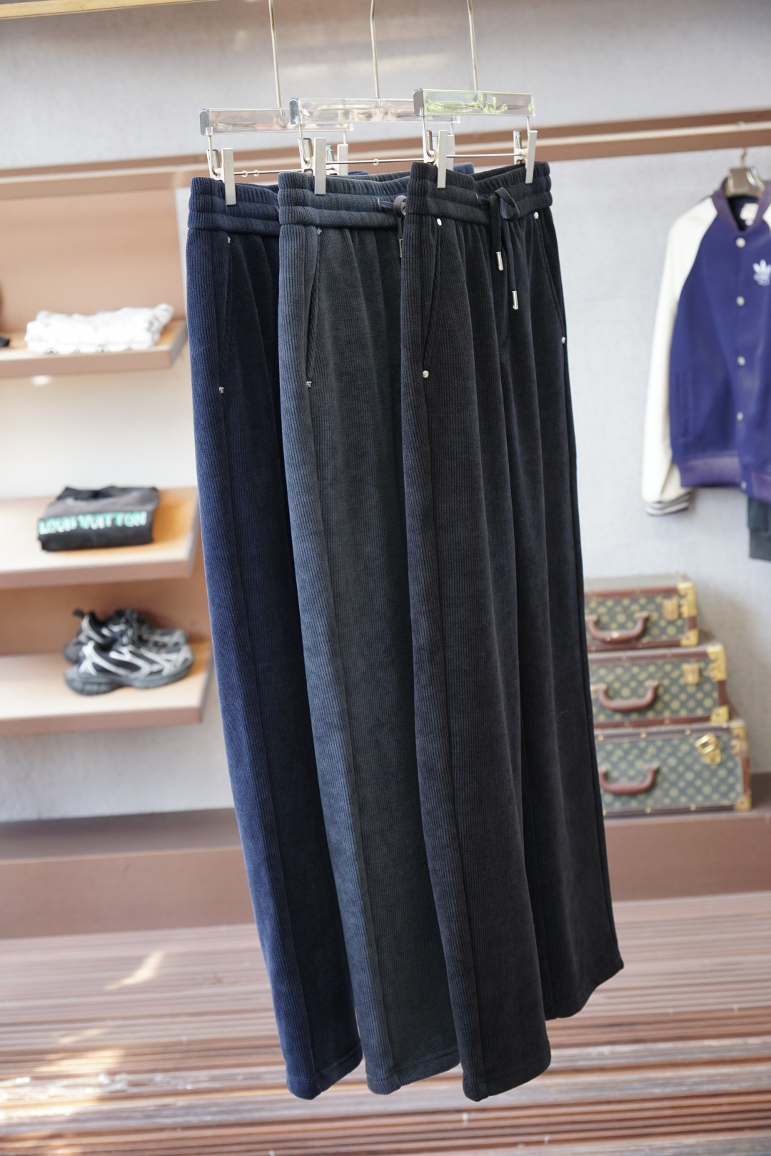 NO:600364,Prada - 2025 Autumn and Winter Full product order, warm and stylish corduroy blended elastic waist straight-leg casual pants, classic and versatile. Embellishment of logo hardware, elastic waist and drawstring fit tailoring. Classic and versatile at the same time, the upper body has a casual sense of relaxation. The fabric is made of blended wool, comfortable and breathable. Warm and reflects high-end texture. Full product order, color black.  Dark gray blue size m to xxxl,,prada,prada,alexander wang19860909Prada普拉达-2025秋冬 全品相订单,保暖有型 灯芯绒混纺松紧腰直脚休闲裤 经典百搭 标志五金的点缀,松紧腰抽绳合体的剪裁 经典百搭同时 上身有总随意的松弛感 面料采用混纺羊毛材质,舒适透气 保暖的同时 体现高档质感 全品相的订单,颜色 黑色 深灰蓝色码数m到xxxl,,prada,prada,alexander wang,Men's clothing