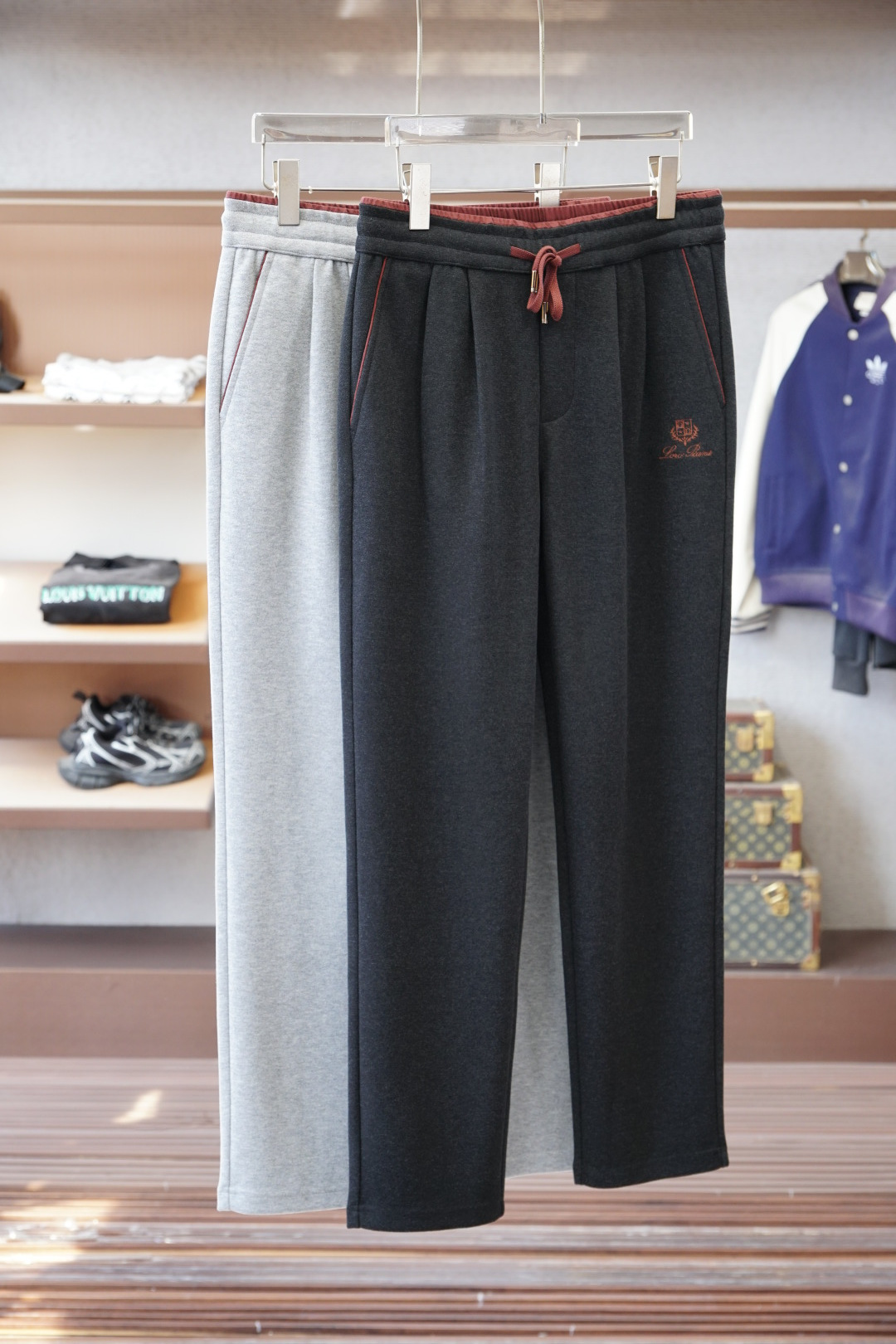 NO:600366,LP/2025 Autumn and Winter Full product order, warm and stylish Wool blended elastic waist straight-leg casual pants, classic and versatile Logo hardware embellishment, elastic waist drawstring fit tailoring Classic and versatile at the same time, the upper body has a casual sense of relaxation The fabric is made of blended wool, comfortable and breathable, keeping warm while reflecting high-end texture Full product order, color Black Dark gray khaki color code number m to xxxl, loro piana, alexander  wang19860909LP/2025秋冬 全品相订单,保暖有型 羊毛混纺松紧腰直脚休闲裤 经典百搭 标志五金的点缀,松紧腰抽绳合体的剪裁 经典百搭同时 上身有总随意的松弛感 面料采用混纺羊毛材质,舒适透气 保暖的同时 体现高档质感 全品相的订单,颜色 黑色 深灰色卡其色码数m到xxxl,,loro piana,alexander wang,Men's clothing