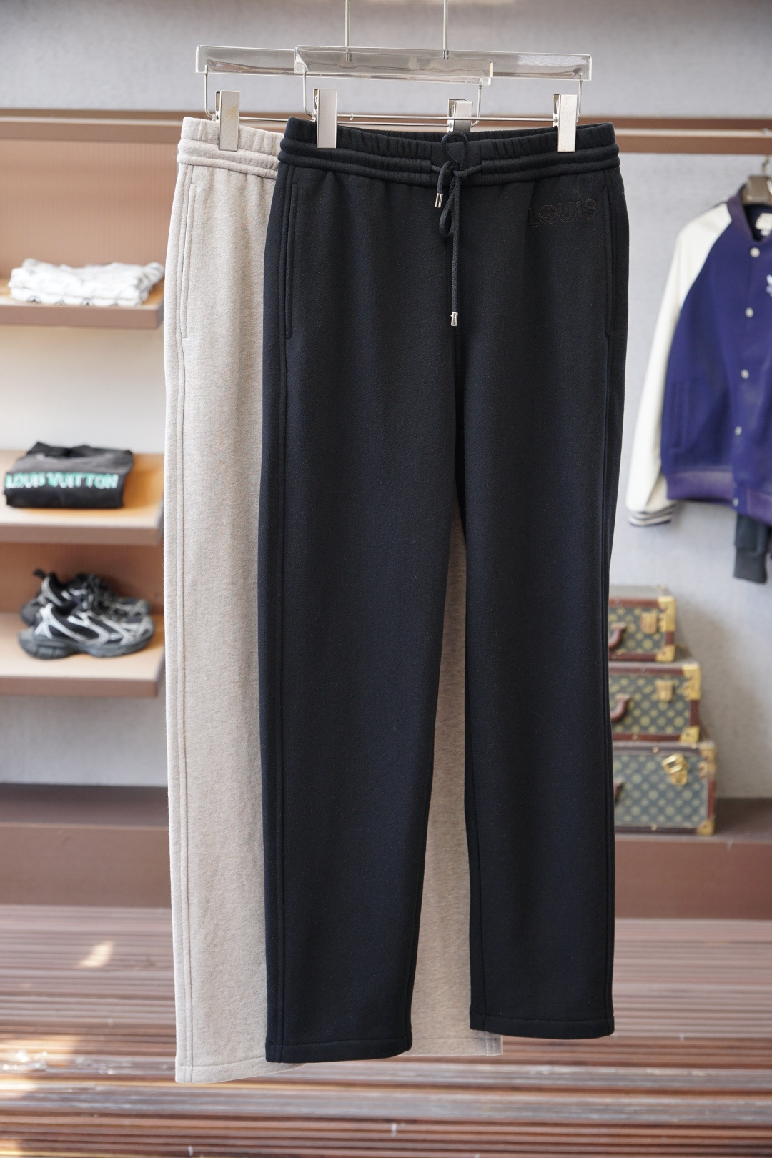 NO:600368,- LV-Louis Vuitton/2025 Autumn and Winter Full product order, warm and stylish Wool, mulberry and silk blend elastic waist straight-leg casual pants, classic and versatile. Embellishment of logo hardware, elastic waist and drawstring fit tailoring. Classic and versatile at the same time. The upper body has a casual and relaxed feeling. The fabric is made of blended wool, comfortable and breathable. It is warm and reflects high-end texture. Full product order, color: black, khaki, code number m to xxxl, Louis Vuitton  vuitton,louis vuitton,alexander wang19860909- LV-路易威登/2025秋冬 全品相订单,保暖有型 羊毛桑蚕丝混纺松紧腰直脚休闲裤 经典百搭 标志五金的点缀,松紧腰抽绳合体的剪裁 经典百搭同时 上身有总随意的松弛感 面料采用混纺羊毛材质,舒适透气 保暖的同时 体现高档质感 全品相的订单,颜色 黑色 卡其色码数m到xxxl,,louis vuitton,louis vuitton,alexander wang,Men's clothing