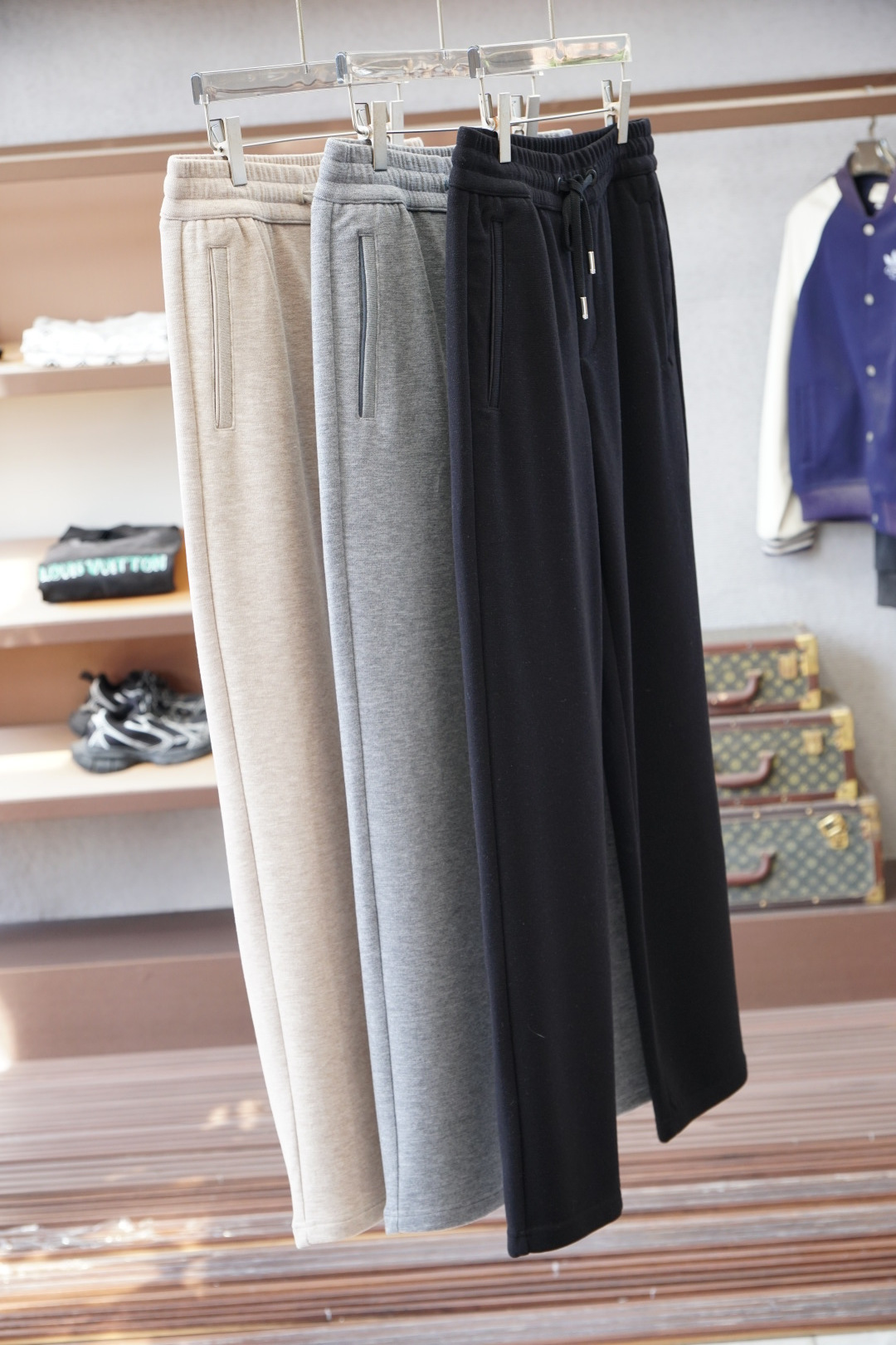 NO:600370,Prada - 2025 Autumn and Winter Full product order, warm and stylish Wool, mulberry and silk blend elastic waist straight-leg casual pants. Classic and versatile. Embellishment of logo hardware, elastic waist and drawstring fit tailoring. Classic and versatile at the same time, the upper body has a casual sense of relaxation. The fabric is made of blended wool, comfortable and breathable. It is warm while reflecting high-end texture. Full product order, color black.  Khaki code number m to xxxl,,prada,prada,alexander wang19860909Prada普拉达-2025秋冬 全品相订单,保暖有型 羊毛桑蚕丝混纺松紧腰直脚休闲裤 经典百搭 标志五金的点缀,松紧腰抽绳合体的剪裁 经典百搭同时 上身有总随意的松弛感 面料采用混纺羊毛材质,舒适透气 保暖的同时 体现高档质感 全品相的订单,颜色 黑色 卡其色码数m到xxxl,,prada,prada,alexander wang,Men's clothing