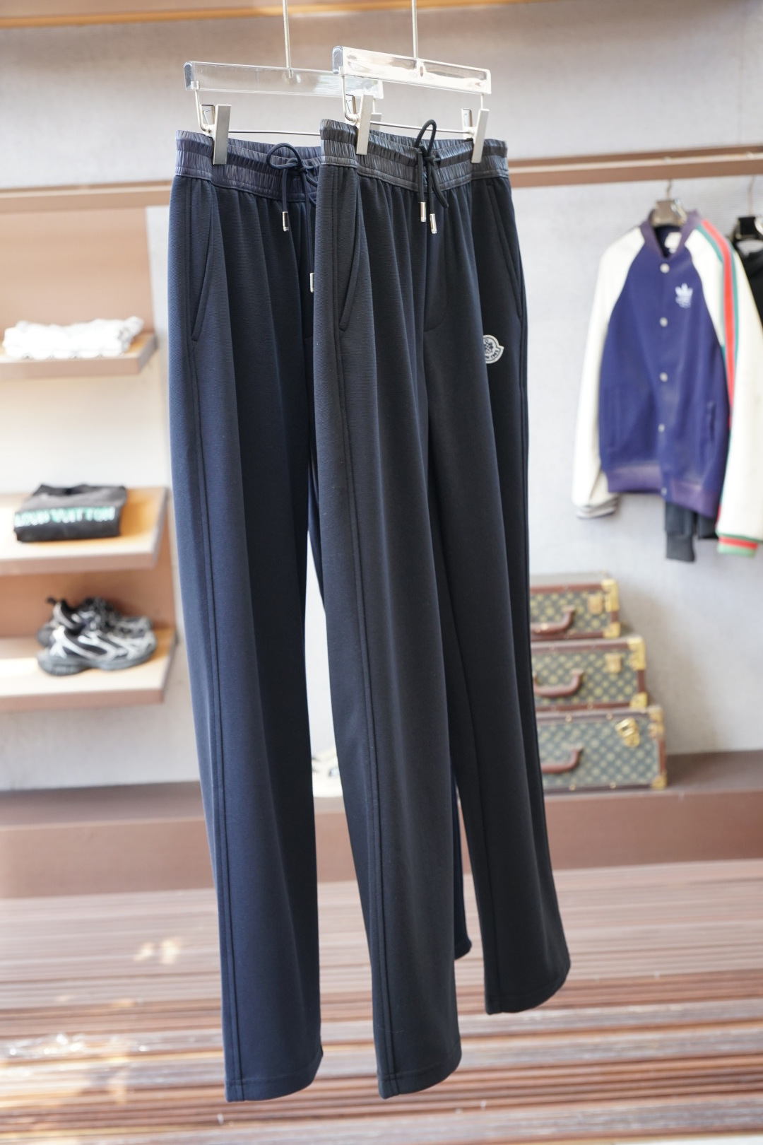 NO:600372,Prada - 2025 Autumn and Winter Full product order, warm and stylish Wool, mulberry and silk blend elastic waist straight-leg casual pants, classic and versatile. Embellishment of logo hardware, elastic waist and drawstring fit tailoring. Classic and versatile at the same time, the upper body has a casual sense of relaxation. The fabric is made of blended wool, comfortable and breathable. It is warm while reflecting high-end texture. Full product order, color black  Blue/size m to xxxl,,prada,prada,alexander wang19860909Prada普拉达-2025秋冬 全品相订单,保暖有型 羊毛桑蚕丝混纺松紧腰直脚休闲裤 经典百搭 标志五金的点缀,松紧腰抽绳合体的剪裁 经典百搭同时 上身有总随意的松弛感 面料采用混纺羊毛材质,舒适透气 保暖的同时 体现高档质感 全品相的订单,颜色 黑色 蓝色/码数m到xxxl,,prada,prada,alexander wang,Men's clothing