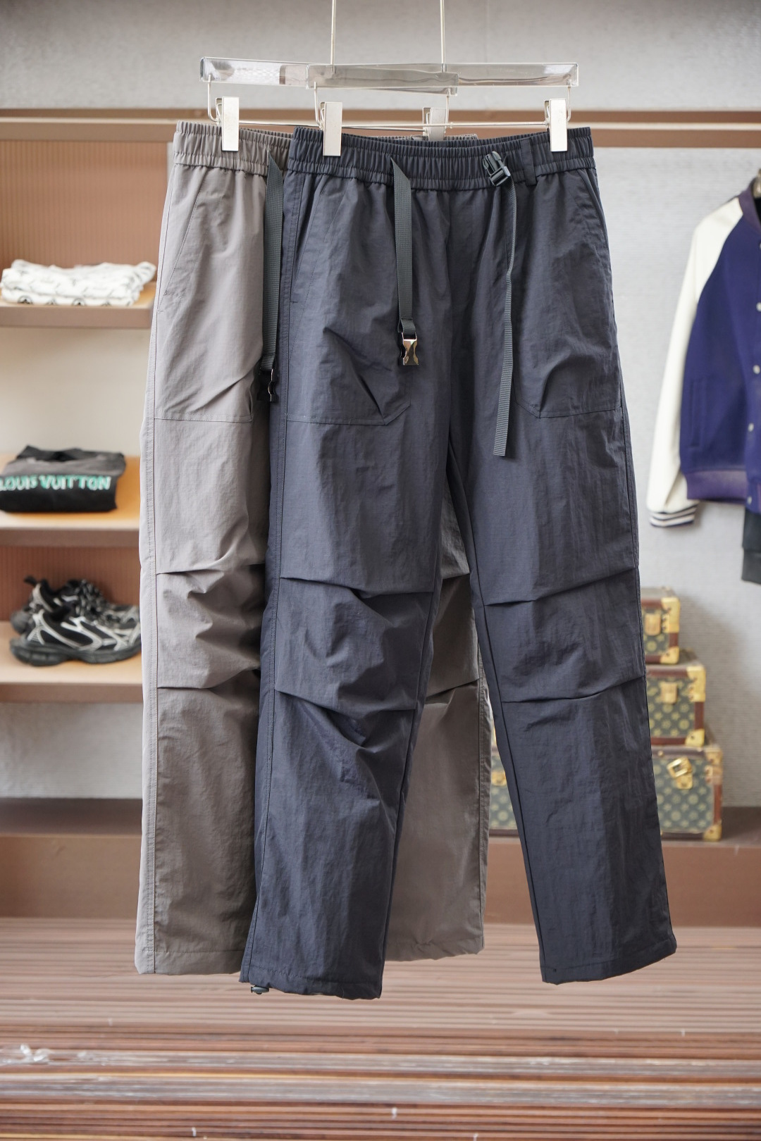 NO:600373,Dior Dior_2025 Autumn and Winter New Products Refuse to be bloated, have perfect pants shape, super handsome slim and warm high-end down pants, a must-have for polar cold resistance, the most handsome down pants so far! It has given up many bloated designs, and it is definitely the benchmark of 90 goose down pants that beats the rest. I highly recommend them, they are great! There are so many highlights in the side pocket design, the quality is very good, and the details are outstanding, mainly the style. We have never encountered any down pants that have such a handsome upper body effect! Exquisite cuffs (elastic waist), classic square design, cuffed trousers, plus century-old classic rubber back pockets. The inner liner is also made of excellent nylon fabric, which is skin-friendly and comfortable. I can’t even find any faults! Size M-4XL,,dior,dior,down jacket,alexander wang19860909Dior迪奥_2025秋冬新品 拒绝臃肿,完美裤型,超帅修身保暖高档羽绒裤,极地抗寒必备款,迄今最帅羽绒裤！放弃了许许多多的臃肿设计,绝对是力压群雄的90鹅绒羽绒裤标杆之作,绝对力推,相当棒！侧面口袋设计的亮点超多,品质非常好,细节极为出众,主要是版型,我们从未遇到过任何一款羽绒裤的上身效果可以帅到这种高度！精湛的束口（弹力腰围）,经典方块设计,搭配束口裤脚收尾,外加百年经典的后口袋橡胶,内胆也是非常棒的尼龙面料,亲肤舒适,我甚至找不到任何一处可以挑刺的地方！尺码M-4XL,,dior,dior,down jacket,alexander wang,Men's clothing