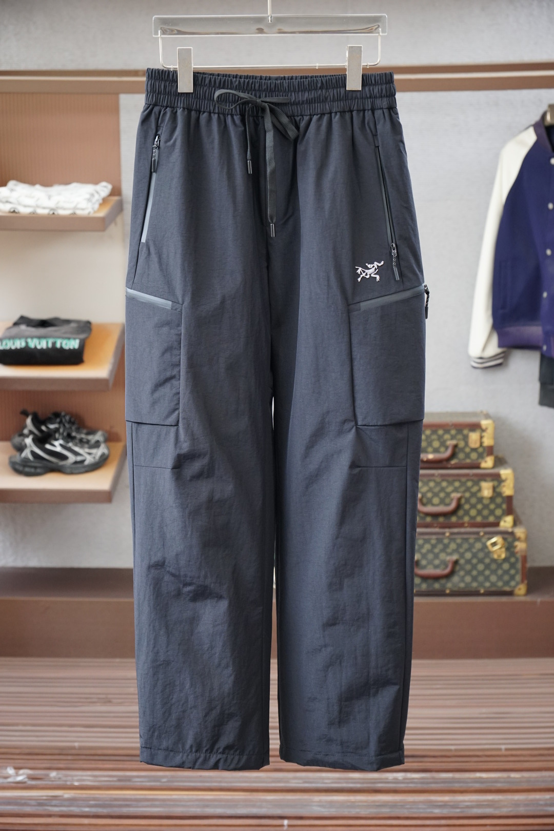 NO:600376,Archaeopteryx - 2025 Autumn and Winter New Products Refuse to be bloated, have perfect pants shape, super handsome, slim and warm high-end down pants, a must-have for polar cold resistance, the most handsome down pants so far! It has given up many bloated designs, and it is definitely the benchmark of 90 goose down pants that beats the rest. I highly recommend them, they are great! There are so many highlights in the side pocket design, the quality is very good, and the details are outstanding, mainly the style. We have never encountered any down pants that have such a handsome upper body effect! Exquisite cuffs (elastic waist), classic square design, cuffed trousers, plus century-old classic rubber back pockets. The inner liner is also made of excellent nylon fabric, which is skin-friendly and comfortable. I can’t even find any faults! Size M-4XL,arc'teryx,down jacket,alexander wang19860909始祖鸟-_2025秋冬新品 拒绝臃肿,完美裤型,超帅修身保暖高档羽绒裤,极地抗寒必备款,迄今最帅羽绒裤！放弃了许许多多的臃肿设计,绝对是力压群雄的90鹅绒羽绒裤标杆之作,绝对力推,相当棒！侧面口袋设计的亮点超多,品质非常好,细节极为出众,主要是版型,我们从未遇到过任何一款羽绒裤的上身效果可以帅到这种高度！精湛的束口（弹力腰围）,经典方块设计,搭配束口裤脚收尾,外加百年经典的后口袋橡胶,内胆也是非常棒的尼龙面料,亲肤舒适,我甚至找不到任何一处可以挑刺的地方！尺码M-4XL,arc'teryx,down jacket,alexander wang,Men's clothing