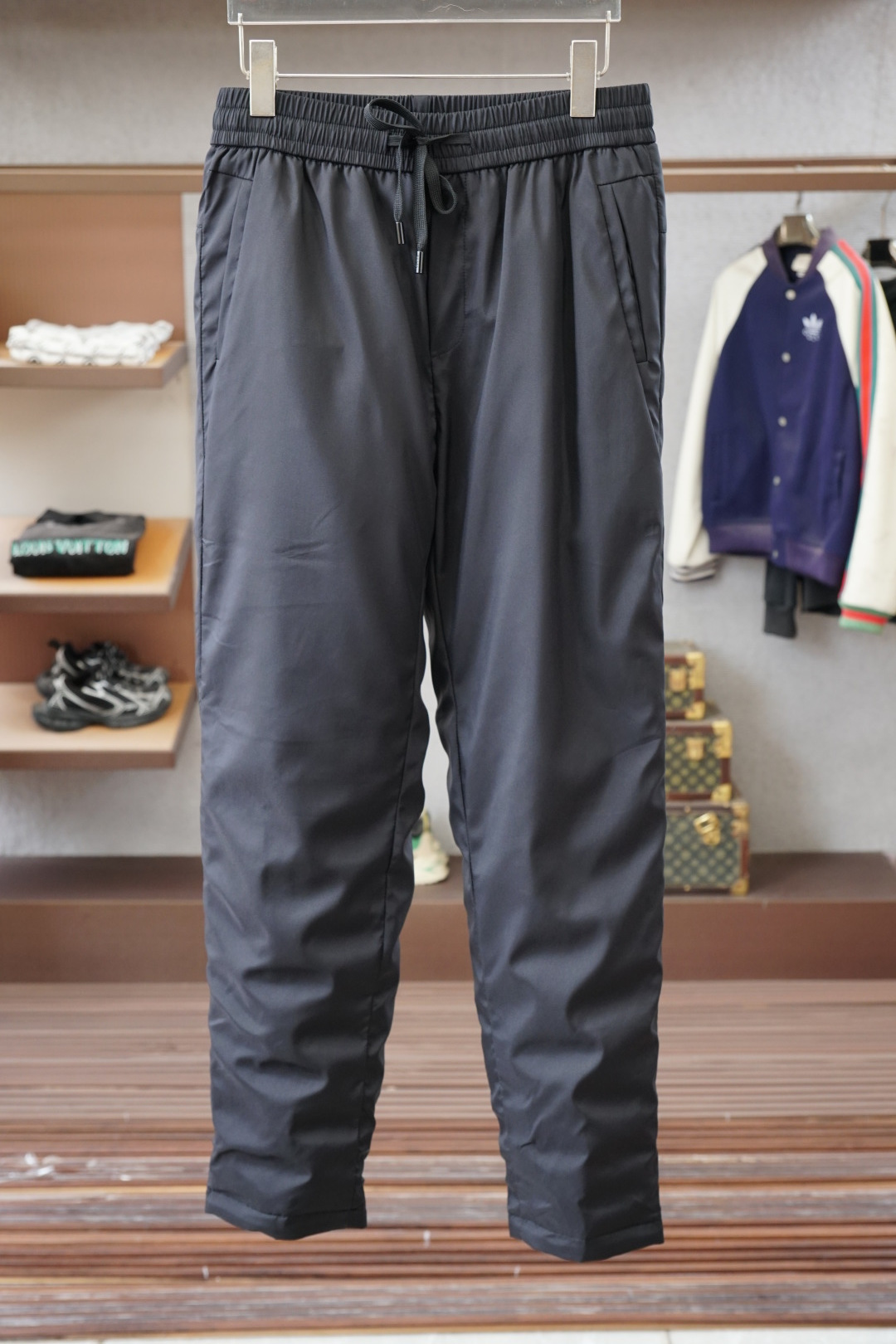 NO:600379,Prada - 2025 autumn and winter new products. Refuse to be bloated, perfect pants shape, super handsome slim and warm high-end down pants, a must-have for polar cold resistance, the most handsome down pants so far! It has given up many bloated designs, and it is definitely the benchmark of 90 goose down pants that beats the rest. I highly recommend them, they are great! There are so many highlights in the side pocket design, the quality is very good, and the details are outstanding, mainly the style. We have never encountered any down pants that have such a handsome upper body effect! Exquisite cuffs (elastic waist), classic square design, cuffed trousers, plus century-old classic rubber back pockets. The inner liner is also made of excellent nylon fabric, which is skin-friendly and comfortable. I can’t even find any faults! Size M-4XL,,prada,prada,down jacket,alexander wang19860909Prada普拉达-2025秋冬新品 拒绝臃肿,完美裤型,超帅修身保暖高档羽绒裤,极地抗寒必备款,迄今最帅羽绒裤！放弃了许许多多的臃肿设计,绝对是力压群雄的90鹅绒羽绒裤标杆之作,绝对力推,相当棒！侧面口袋设计的亮点超多,品质非常好,细节极为出众,主要是版型,我们从未遇到过任何一款羽绒裤的上身效果可以帅到这种高度！精湛的束口（弹力腰围）,经典方块设计,搭配束口裤脚收尾,外加百年经典的后口袋橡胶,内胆也是非常棒的尼龙面料,亲肤舒适,我甚至找不到任何一处可以挑刺的地方！尺码M-4XL,,prada,prada,down jacket,alexander wang,Men's clothing