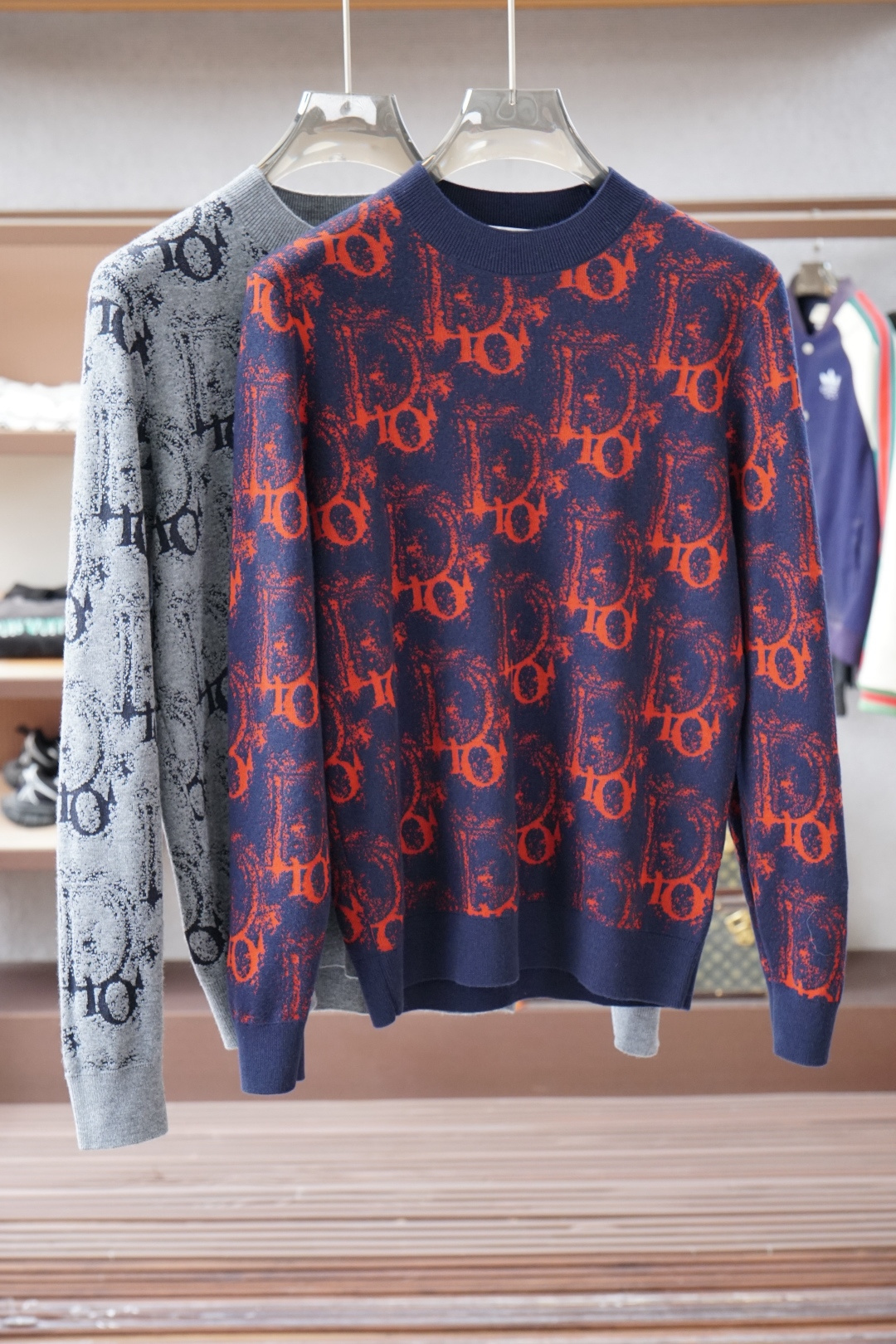 NO:599140,Dior Dior/2025 new autumn and winter sweaters, imported wool and cashmere weaving give the fabric a soft texture, supplemented by the HookWeave weaving technique (a 3D three-dimensional weaving method) to present a hollow three-dimensional feel, which also enhances the deformation stability and wearing comfort of the fabric in humid and cold environments. The addition of Assut natural reactive dyeing design makes the overall style present a natural and fashionable taste, M-3XL,,, dior, dior, sweaters, alexander wang19860909Dior迪奥/2025秋冬新款毛衣,进口羊毛加羊绒织造赋予织物柔软质感,辅以HookWeave 勾针结构的织造手法（一种3D立体织法）呈现出中空立体手感,也增强织物在潮湿与寒冷环境下的形变稳定性和穿着舒适性,加入阿苏特天然活性染色设计使其整体款式呈现自然时尚味道,M-3XL,,,dior,dior,sweaters,alexander wang,Men's clothing