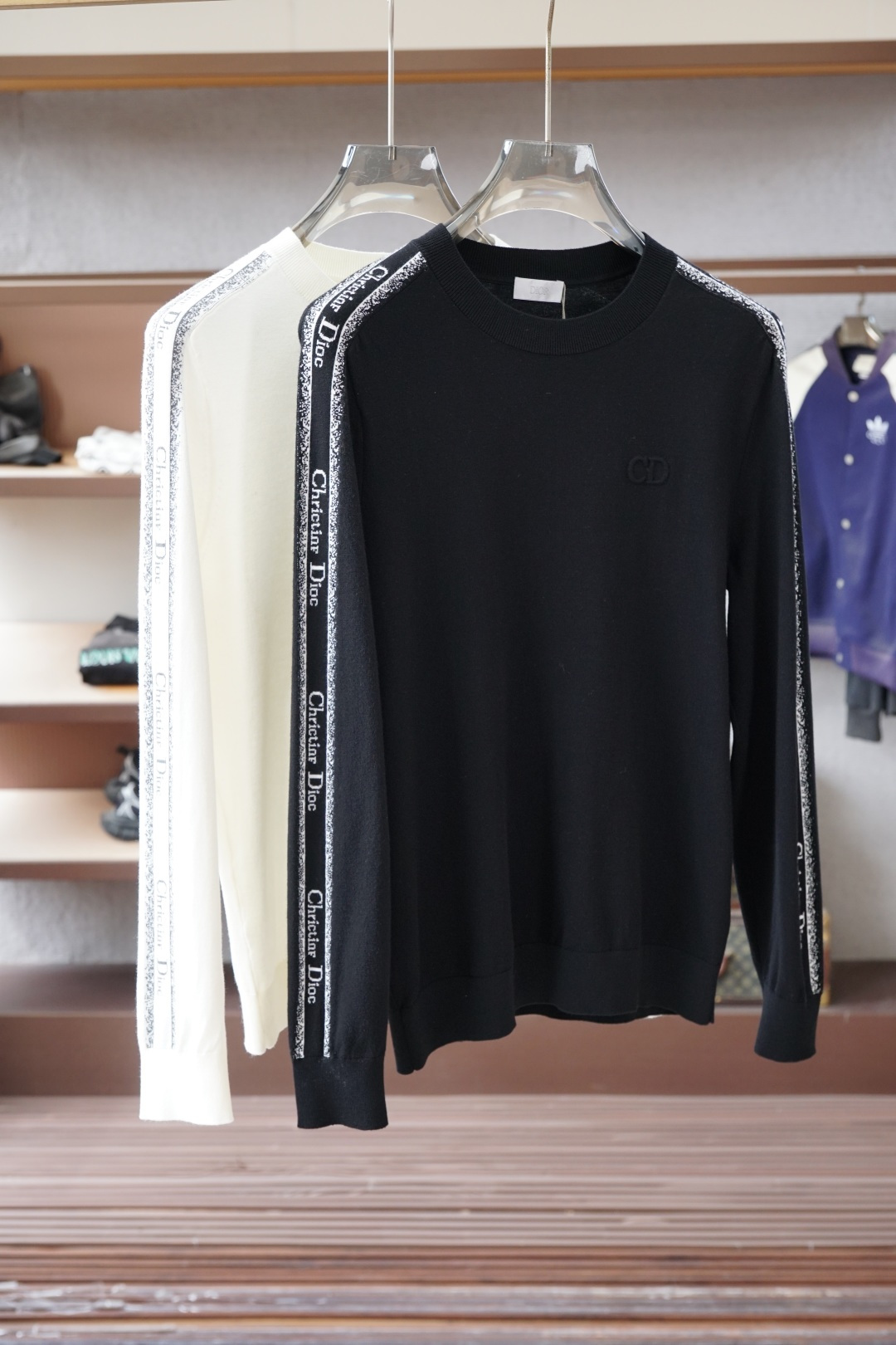 NO:599142,Dior Dior/2025 new autumn and winter sweater, imported wool weaving gives the fabric a soft texture, supplemented by the HookWeave weaving technique (a 3D three-dimensional weaving method) to present a hollow three-dimensional feel, which also enhances the deformation stability and wearing comfort of the fabric in humid and cold environments. The addition of Assut natural reactive dyeing design makes the overall style present a natural and fashionable taste, M-3XL,,,dior,dior,sweaters,alexander wang19860909Dior迪奥/2025秋冬新款毛衣,进口羊毛织造赋予织物柔软质感,辅以HookWeave 勾针结构的织造手法（一种3D立体织法）呈现出中空立体手感,也增强织物在潮湿与寒冷环境下的形变稳定性和穿着舒适性,加入阿苏特天然活性染色设计使其整体款式呈现自然时尚味道,M-3XL,,,dior,dior,sweaters,alexander wang,Men's clothing