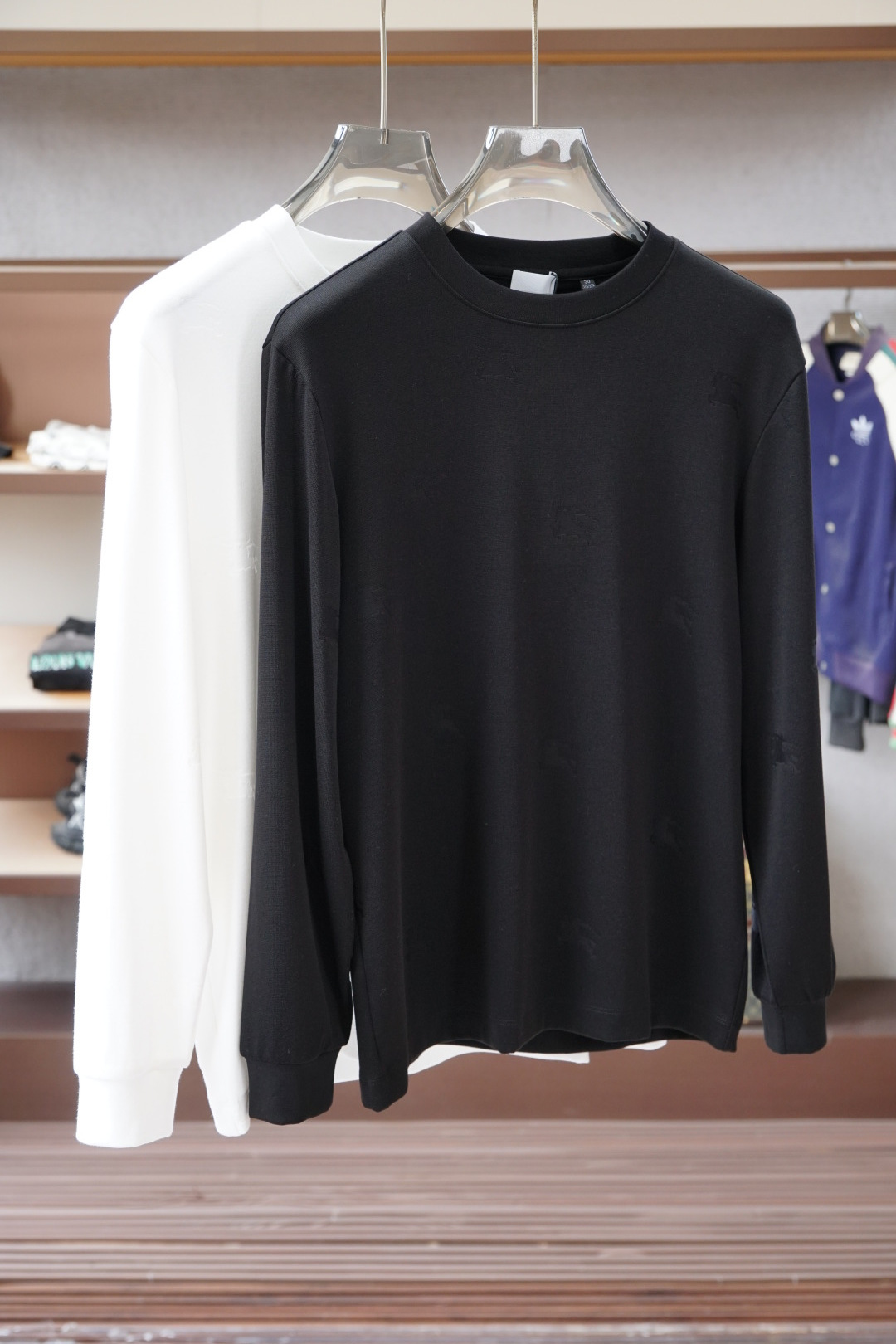 NO:599148,BBR Burberry-2025ss new autumn and winter long-sleeved T-shirt bottoming shirt, in full condition!  The imported lycra cotton is comfortable and soft, the embossing process is complex and layered, and the whole has a rich three-dimensional sense. It is a quality export order and is very good when worn alone as a base layer, meeting the simple needs of commuters for dressing. Sizes M-3XL, burberry, tees, t-shirt, alexander wang19860909BBR巴宝莉-2025ss秋冬新款长袖T恤打底衫,全品相！进口莱卡棉舒适柔软压花工艺复杂有层次感,整体有着丰富的立体感,品质出口订单,单穿打底都非常不错,满足通勤人们对于着装的简约需求.尺码M-3XL,,burberry,tees，t-shirt,alexander wang,Men's clothing