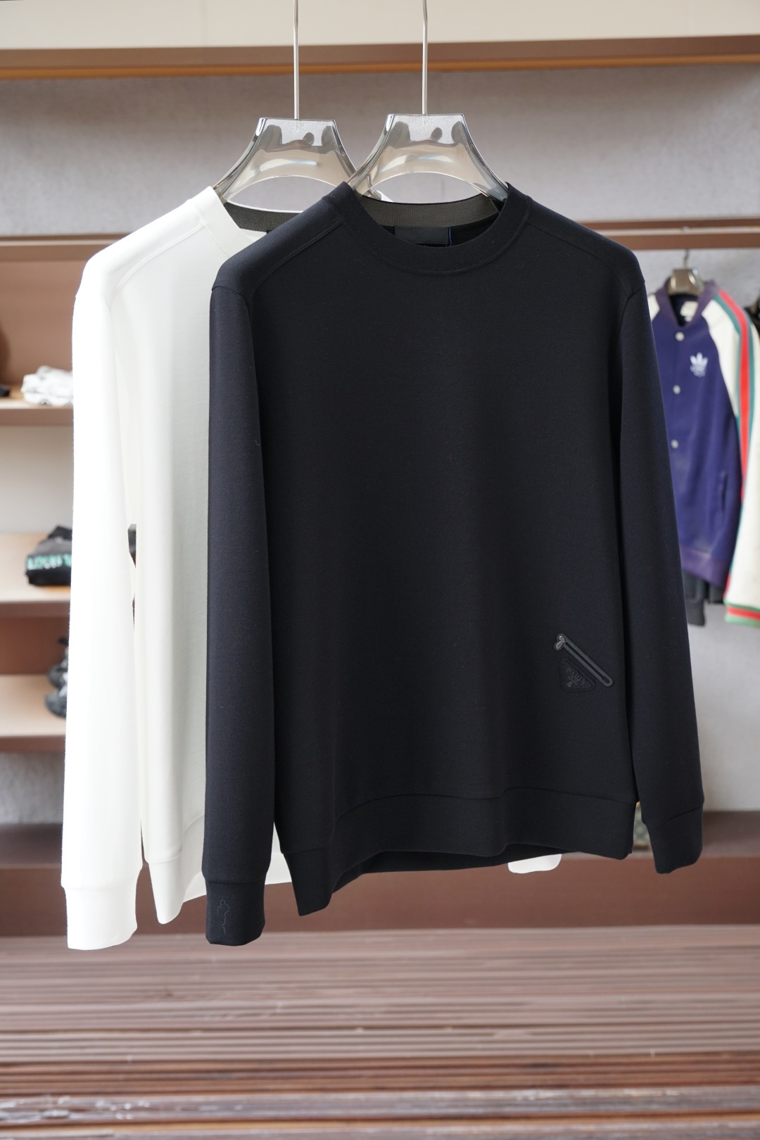 NO:599150,Prada Prada/2025 Autumn Style  This sweatshirt is made of plain cotton knitted with Logo on the chest, which is the fashion of the 2025 autumn and winter shows. It can be made into various shapes. The imported/cashmere fabric has a comfortable texture and soft tweed. It is suitable for loose-fitting round necks in autumn and winter. This type of sweatshirt is loose, comfortable and easy to wear.  Very comfortable, but also able to show a casual sense of fashion. Logo embroidery on the chest highlights the brand charm, M-3XL,,,prada,prada,hoodie,sweatshirts,alexander  wang19860909Prada普拉达/2025秋款 本款卫衣衫以素净棉质针织,胸前Logo2025秋冬秀场风尚,可为各式造型,进口/山羊绒面料有质感舒适柔软细呢,适合秋冬季节宽松版型的圆领,这种版型的卫衣宽松舒适,穿着非常自在,同时也能够展现出随性的时尚感.胸前Logo刺绣彰显品牌魅力、M-3XL,,,prada,prada,hoodie,sweatshirts,alexander wang,Men's clothing