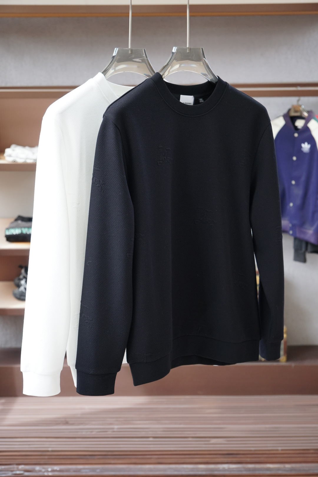 NO:599152,Meng Mouth/2025 Autumn Sweater, embossed logo on the body is full of fashion, 2025 autumn and winter show fashion, high-density cotton fabric has a comfortable and soft texture, suitable for a loose-fitting round neck in autumn and winter. This type of sweatshirt is loose and comfortable, very comfortable to wear, and can also show a casual sense of fashion. Logo embroidery on the chest highlights the brand charm, M-3XL,,, Moncler, hoodie, sweatshirts, alexander  wang19860909蒙口/2025秋款卫衣,衣身压花Logo满满时尚感,2025秋冬秀场风尚,高密度棉面料有质感舒适柔软细呢,适合秋冬季节宽松版型的圆领,这种版型的卫衣宽松舒适,穿着非常自在,同时也能够展现出随性的时尚感.胸前Logo刺绣彰显品牌魅力、M-3XL,,,Moncler,hoodie,sweatshirts,alexander wang,Men's clothing