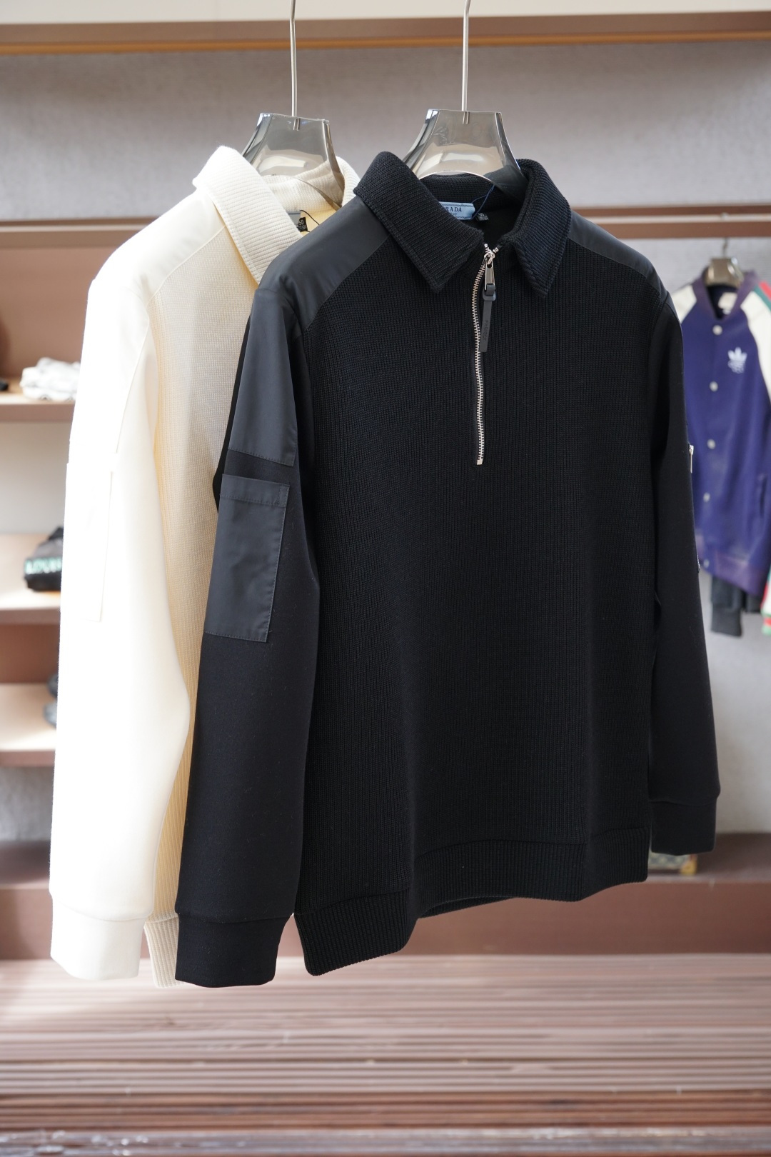 NO:599156,Prada/2025 autumn stand-up collar sweatshirt, 2025 autumn and winter show fashion, high-density cotton and spliced knitted wool fabric, comfortable texture, soft tweed, strong warmth, suitable for autumn and winter, loose-fitting stand-up collar, this type of sweatshirt is loose and comfortable  , very comfortable to wear, and can also show a casual sense of fashion. Logo embroidery on the chest highlights the brand charm, M-3XL,,,prada,prada,hoodie,sweatshirts,alexander  wang19860909Prada普拉达/2025秋款立领卫衣,2025秋冬秀场风尚,高密度棉加拼接针织羊毛面料,有质感舒适柔软细呢,保暖性强,适合秋冬季节,宽松版型的立领,这种版型的卫衣宽松舒适,穿着非常自在,同时也能够展现出随性的时尚感.胸前Logo刺绣彰显品牌魅力、M-3XL,,,prada,prada,hoodie,sweatshirts,alexander wang,Men's clothing