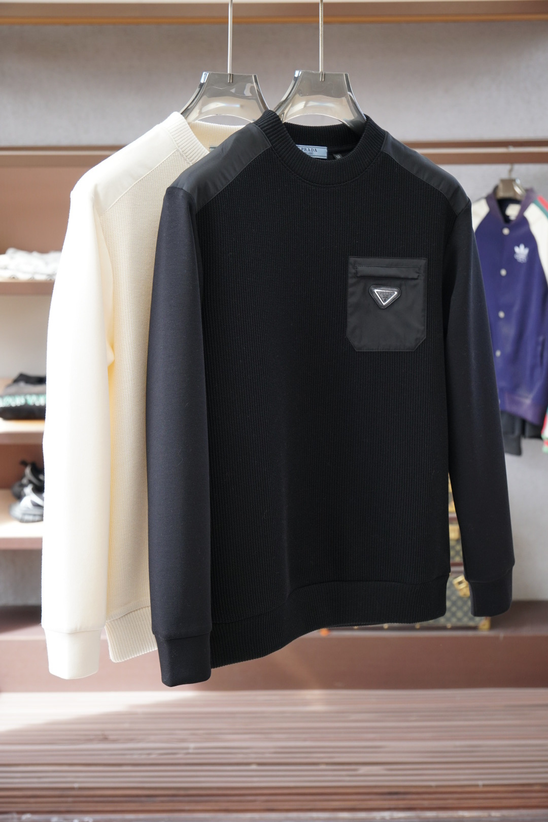 NO:599159,Prada Prada/2025 autumn sweatshirt, 2025 autumn and winter show fashion, high-density cotton and spliced knitted wool fabric, comfortable texture, soft tweed, strong warmth, suitable for autumn and winter, loose-fitting round neck, this type of sweatshirt is loose and comfortable,  It is very comfortable to wear and can also show a casual sense of fashion. Logo embroidery on the chest highlights the brand charm, M-3XL,,,prada,prada,hoodie,sweatshirts,alexander  wang19860909Prada普拉达/2025秋款卫衣,2025秋冬秀场风尚,高密度棉加拼接针织羊毛面料,有质感舒适柔软细呢,保暖性强,适合秋冬季节,宽松版型的圆领,这种版型的卫衣宽松舒适,穿着非常自在,同时也能够展现出随性的时尚感.胸前Logo刺绣彰显品牌魅力、M-3XL,,,prada,prada,hoodie,sweatshirts,alexander wang,Men's clothing