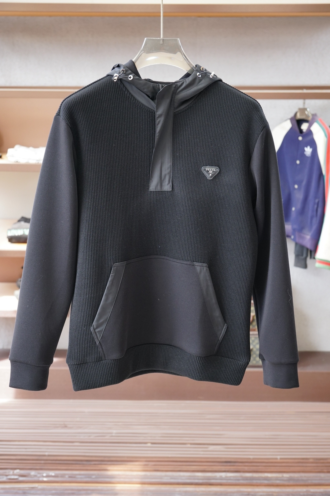 NO:599162,Prada/2025 autumn wool sweatshirt, 2025 autumn and winter show fashion, high-density knitted imported high-weight wool plus sleeves spliced with air cotton fabric, comfortable texture, soft tweed, strong warmth, suitable for autumn and winter, loose-fitting hooded collar, this type of sweatshirt is loose  Comfortable, very comfortable to wear, and can also show a casual sense of fashion. The logo triangle on the chest highlights the brand charm, M-3XL,,,prada,prada,hoodie,sweatshirts,hats,alexander  wang19860909Prada普拉达/2025秋款羊毛卫衣,2025秋冬秀场风尚,高密针织进口高克重羊毛加袖子拼接空气棉面料,有质感舒适柔软细呢,保暖性强,适合秋冬季节,宽松版型的连帽领,这种版型的卫衣宽松舒适,穿着非常自在,同时也能够展现出随性的时尚感.胸前Logo三角标彰显品牌魅力、M-3XL,,,prada,prada,hoodie,sweatshirts,hats,alexander wang,Men's clothing