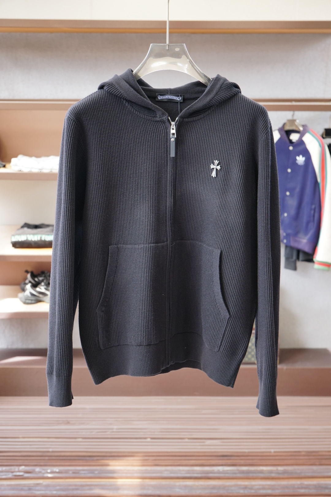 NO:599165,Crow Heart/Highly Recommended!  2025aw autumn and winter new styles, synchronized with counters, fashionable and classic basic ecru jacquard logo knitted thickened cardigan jacket. Must-have style for autumn and winter. Made of wool blended sweater and thickened sweater, exquisite, simple and generous logo embellishment design. There is no too complicated craftsmanship. What is played is the fusion of design and material. Simple European style. With imported wool knitted fabric, it is an artifact for autumn and winter!  Size M-3XL,,chrome hearts,jackets & coats,sweaters,alexander wang19860909克罗心/重磅推荐！2025aw秋冬新款 专柜同步 时尚经典基础款本色提花logo针织加厚开衫外套.秋冬必备款 采用羊毛混纺针织衫加厚毛衣,精致简洁大方logo点缀设计 没有过多复杂的工艺 玩的就是设计与材质的融合 简约的欧风 配以进口羊毛针织面料,秋冬季打底神器！尺码M-3XL,,chrome hearts,jackets & coats,sweaters,alexander wang,Men's clothing