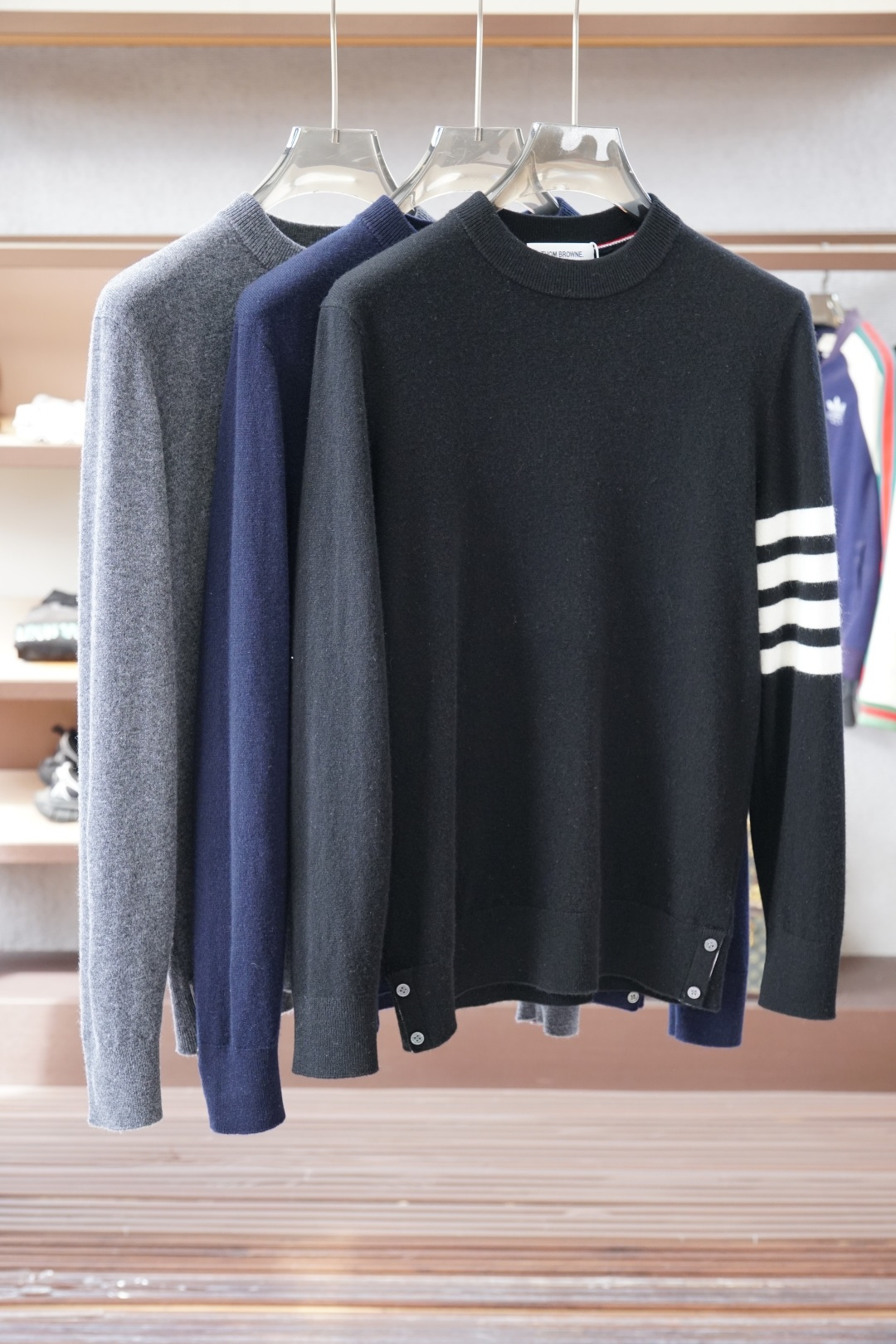 NO:599144,TB Tom Brown/2025 new autumn and winter sweaters!  High-quality wool and cashmere are simple but not simple. Casual round-neck style, easy to match on the street for daily use. Fine workmanship, fine and even stitching, not easy to get off line. Color black khaki gray code size M-3XL,,thom browne,sweaters,alexander wang19860909TB 汤姆布朗/ 2025秋冬新款毛衣！优质羊毛羊绒简约而不简单.休闲圆领款式,日常搭配出街轻松搭配.做工精细 针脚细密均匀,不易脱线. 颜色黑色 卡其 灰色 码数M-3XL,,thom browne,sweaters,alexander wang,Men's clothing