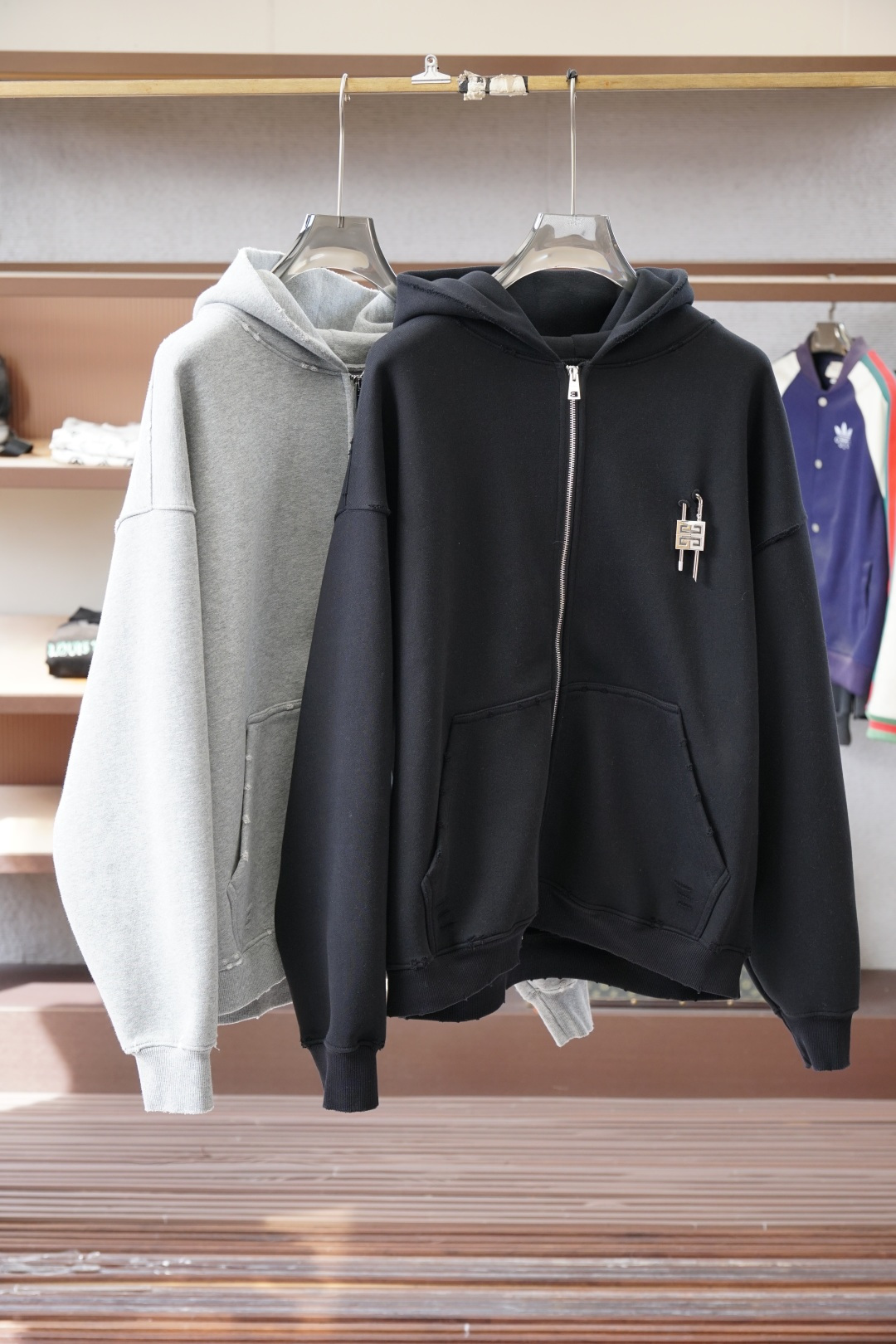 NO:610168,Givenchy - High version of 550g composite fabric craft sweatshirt, 450g high weight plus high-density embroidery, complex craftsmanship, sizes S ~19860909纪梵希-高版本高克重550克复合面料工艺卫衣,450克高克重加高密度刺绣,工艺复杂, 尺码S~XL(欧码偏大报身高体重下单)一件衣服大于两间的厚度,,,givenchy,hoodie,sweatshirts,alexander wang,Men's clothing