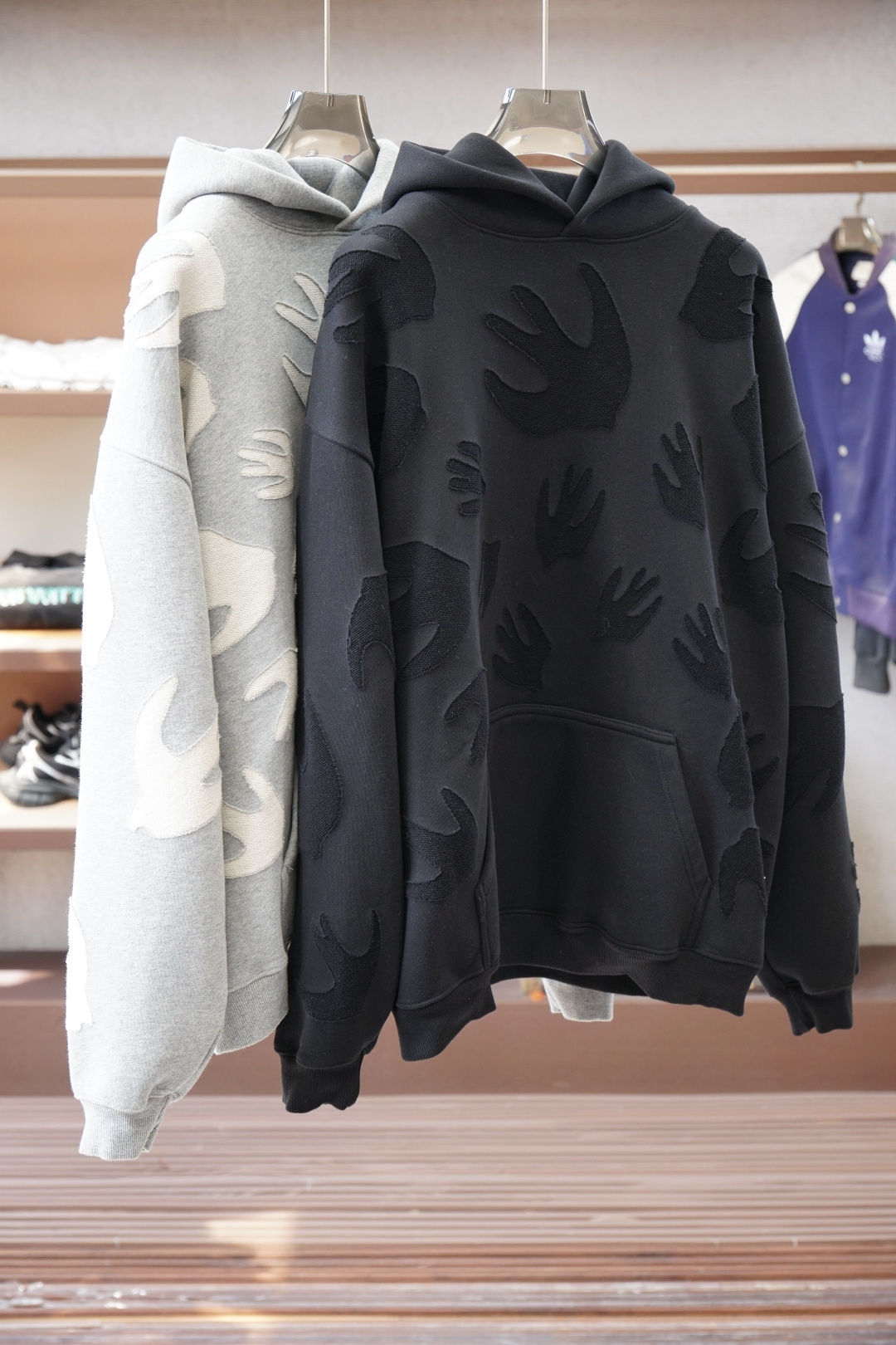 NO:610188,MQ-high version of high weight 550g composite fabric burnt flower craft sweatshirt, 450g high weight plus high-density embroidery, complex craftsmanship, sizes S~XL (European sizes tend to be larger, please quote height and weight when ordering) one piece of clothing is thicker than two rooms,,,hoodie,sweatshirts,alexander wang19860909MQ-高版本高克重550克复合面料烧花工艺卫衣,450克高克重加高密度刺绣,工艺复杂, 尺码S~XL(欧码偏大报身高体重下单)一件衣服大于两间的厚度,,,hoodie,sweatshirts,alexander wang,Men's clothing