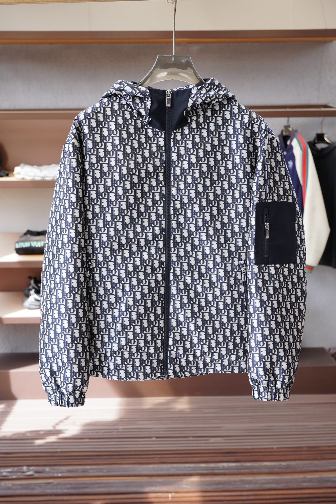 NO:599177,Dior Dior/2025 Autumn Jacket Cotton Jacket is this year's new counter product. It is a men's super soft fabric with a double-layer design and strong warmth retention. The special transparent upper body fabrics are all thickened polyester fiber fabrics imported from the UK. They have a light luster, a unique texture, and a soft and smooth hand feel. It is not a product that can be compared with ordinary fabrics. Conventional hooded design, jacquard logo decoration on the body!  Very attractive design, liningless inseam hemming process, the details are very good, it is very difficult to make such a thin fabric, it requires very technical attention, the details determine the high-end. Minimalist design elements of the season, a must-have item for trendy men, perfect slim fit, highly recommended!  Size M-3XL,,dior,dior,jackets & coats,jackets & coats,hats,alexander wang19860909Dior迪奥/2025秋季夹克棉服外套今年的专柜新品,男士超软面料,双层设计保暖性强,上身透特供面料都是英国进口的加厚聚酯纤维纤维面料,淡淡光泽,质感独特,手感柔嫩顺滑,不是一般面料所能对比的产品.常规的连帽设计,衣身提花logo修饰！非常极具魅力的设计,无里布内缝包边工艺,细节非常到位,这么薄的面料做出来非常有难度,要非常讲究技术的一款,细节决定高端.极简当季的设计元素,潮男必备单品,完美修身版型,强烈推荐！尺码M-3XL,,dior,dior,jackets & coats,jackets & coats,hats,alexander wang,Men's clothing