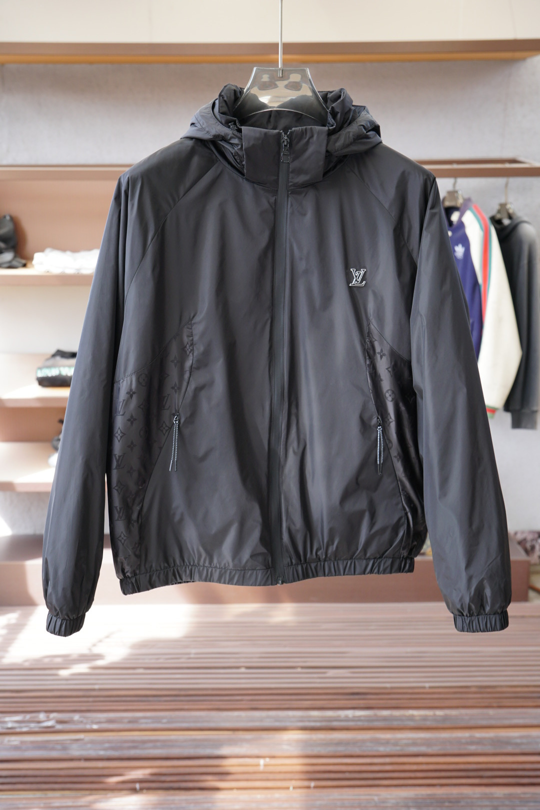 NO:599180,LV-Louis Vuitton/2025 Autumn Cotton Jacket is a new counter product this year. It is a men's super soft fabric with a double-layer design and strong warmth retention. The special transparent upper body fabrics are all thickened polyester fiber fabrics imported from the UK. They have a light luster, a unique texture, and a soft and smooth feel. They are not products that can be compared with ordinary fabrics. Conventional hooded design, jacquard logo decoration on the hem of the body!  Very attractive design, liningless inseam hemming process, the details are very good, it is very difficult to make such a thin fabric, it requires very technical attention, the details determine the high-end. Minimalist design elements of the season, a must-have item for trendy men, perfect slim fit, highly recommended!  Size M-3XL,,louis vuitton,louis vuitton,jackets & coats,hats,alexander wang19860909LV-路易威登/2025秋季棉服外套今年的专柜新品,男士超软面料,双层设计保暖性强,上身透特供面料都是英国进口的加厚聚酯纤维纤维面料,淡淡光泽,质感独特,手感柔嫩顺滑,不是一般面料所能对比的产品.常规的连帽设计,衣身下摆拼接提花logo修饰！非常极具魅力的设计,无里布内缝包边工艺,细节非常到位,这么薄的面料做出来非常有难度,要非常讲究技术的一款,细节决定高端.极简当季的设计元素,潮男必备单品,完美修身版型,强烈推荐！尺码M-3XL,,louis vuitton,louis vuitton,jackets & coats,hats,alexander wang,Men's clothing