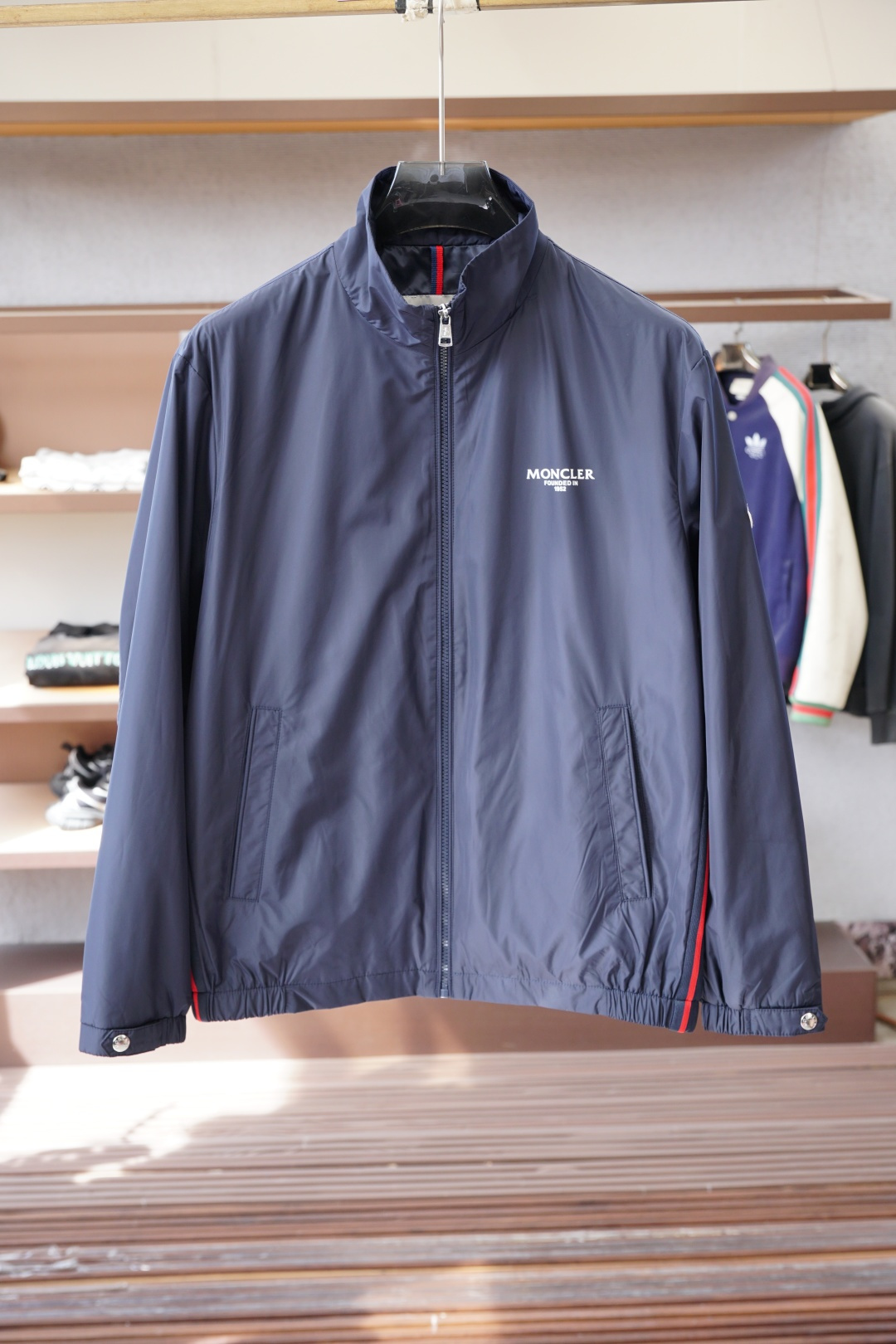 NO:599160,Mon*ler-2025 Autumn and Winter New Mon*ler Hooded Jacket Recommended Classic Jackets!  Highly woven and ultra-fine high-tech smooth composite cloth material, the upper fabric is customized. The brand's classic logo design, and the accessories are fully customized with the brand logo. Color blue Size: M-3XL,,Moncler,jackets & coats,jackets & coats,hats,alexander wang19860909蒙口-2025秋冬新款 蒙口夹克 mon*ler连帽外套 经典爆款夹克推荐！高织超细腻的高科技爽滑复合布材质,上层面料定制.品牌经典logo设计,辅料全定制品牌logo. 颜色蓝色 码数: M-3XL,,Moncler,jackets & coats,jackets & coats,hats,alexander wang,Men's clothing