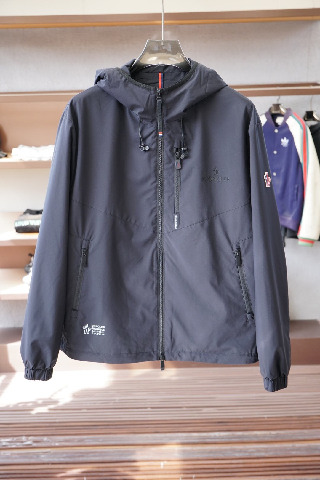 NO:599174,Meng Mou-2025 Autumn and Winter New Meng Mouth Cotton Jacket Mon*ler Hooded Jacket Recommended classic popular jacket!  Highly woven and ultra-fine high-tech smooth composite cloth material, the upper fabric is customized with cotton inside, which is more warm, the brand's classic logo design, and the accessories are fully customized with the brand logo. Color Blue Size: M-3XL,,Moncler,jackets & coats,jackets & coats,hats,alexander wang19860909蒙口-2025秋冬新款 蒙口棉服夹克 mon*ler连帽外套 经典爆款夹克推荐！高织超细腻的高科技爽滑复合布材质,上层面料定制内加棉,保暖性更强,品牌经典logo设计,辅料全定制品牌logo. 颜色蓝色 码数: M-3XL,,Moncler,jackets & coats,jackets & coats,hats,alexander wang,Men's clothing