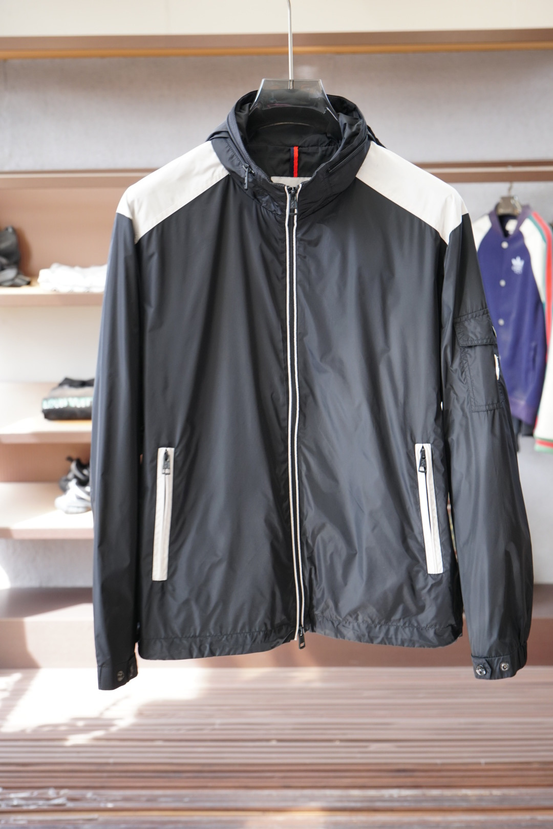 NO:599163,Mengkou/2025ss early autumn, the latest casual jacket, high-end quality, the fabric and hardware are all customized at a 1:1 counter. The current custom-dyed stretch polyester fabric logo is decorated with the brand's classic seal. It is fashionable and high-end. It is handsome and stylish, not restrictive at all. It is made of high-quality imported pure cotton material, and the upper body is super comfortable!  It is paired with a classic logo webbing that clings to the brim of the hat. The whole thing is super cool and classy!  The upper body is not heavy, showing a fashionable and personalized atmosphere!  Color: Khaki, Size: M-XXXL,,Moncler,jackets & coats,hats,alexander wang19860909蒙口/2025ss早秋 最新款休闲外套 高端品质 版型面料五金都是专柜1:1定制 当下定制定染弹力聚酯纤维面料 logo采用品牌经典章仔装饰 时髦高端大气 身上帅气有型,一点不拘束、采用优质进口纯棉材质,上身超级舒适！搭配经典logo织带紧贴帽沿点缀.整件超级酷炫上档次！上身不厚重,尽显时尚个性气息！ 颜色:卡其色, 码数:M-XXXL,,Moncler,jackets & coats,hats,alexander wang,Men's clothing