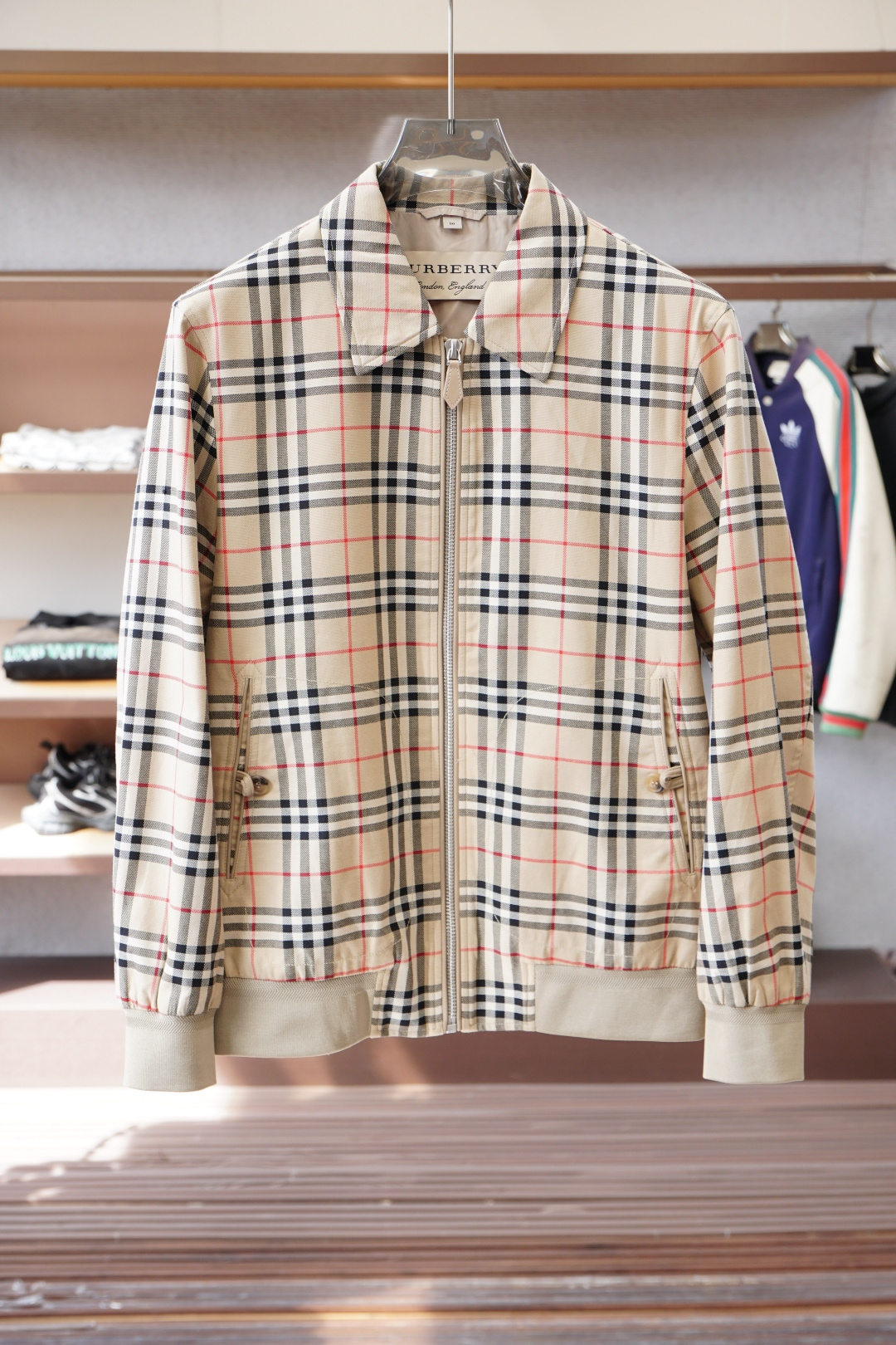 NO:599166,BBR-Burberry/Burberry 25 new early autumn release Burberry lapel jacket, autumn hot jacket, plaid lining, war horse embroidered jacket, wearing it makes you feel comfortable and slim, lazy and casual, combined with clean and simple colors, it is particularly attractive and suitable for daily wear ~ We are launching sports items decorated with vibrant prints!  Size 48-56,,burberry,burberry,jackets & coats,jackets & coats,alexander wang19860909BBR-巴宝莉/Burberry 25早秋新款发布巴宝莉翻领夹克外套,秋季爆款外套,格子内里,战马刺绣款外套,穿上就是舒适自在又显瘦的存在,慵懒而随性,结合干净简单的色系就特别耐看,适合日常穿着~倾情推出缀饰活力印花的运动单品！ 尺码48-56,,burberry,burberry,jackets & coats,jackets & coats,alexander wang,Men's clothing