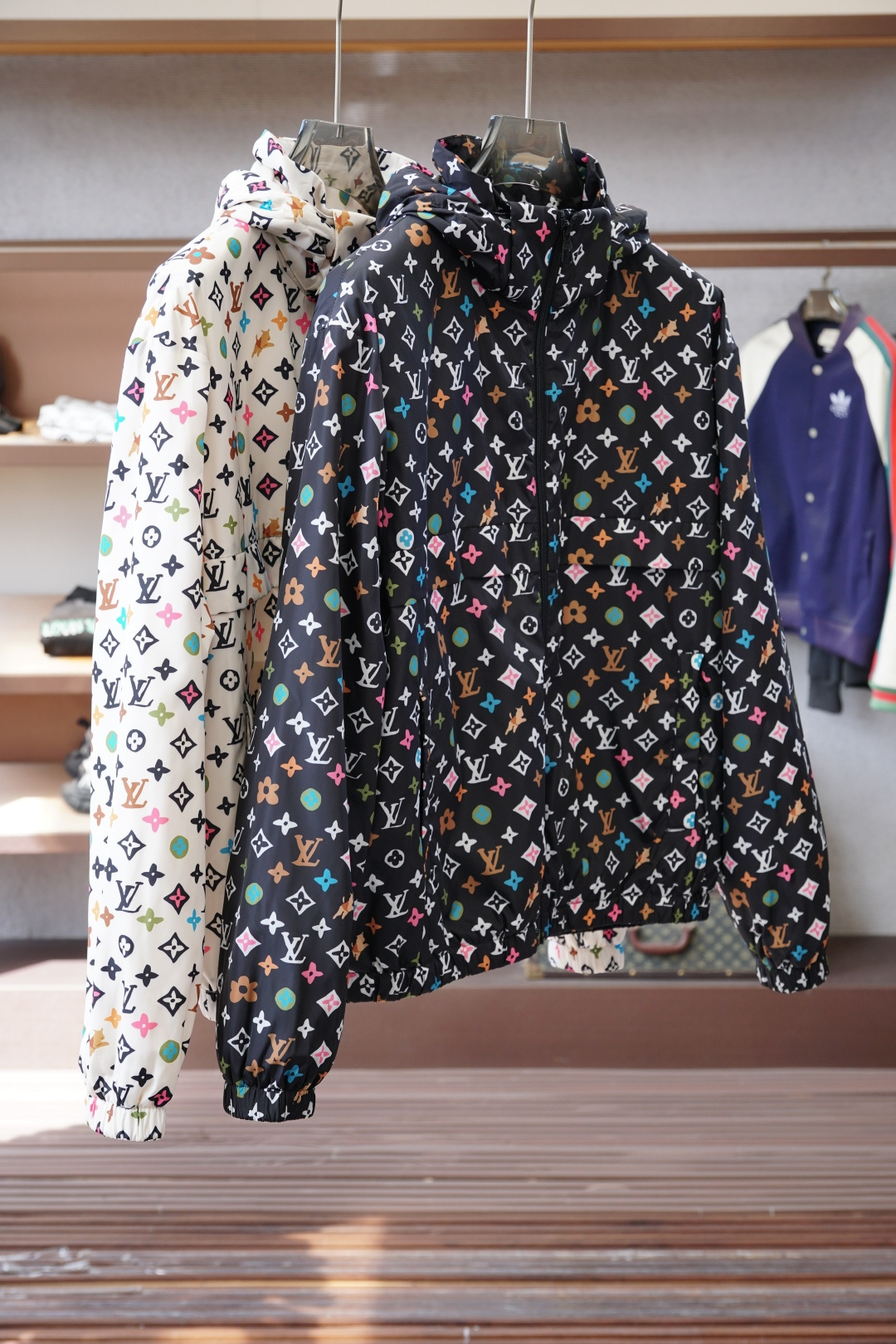 NO:599154,LV Louis Vuitton, 2025 autumn and winter new cotton jacket, the latest hot style, high-woven ultra-fine jacquard high-tech smooth composite material, custom-made upper fabric. Brand classic logo design, accessories fully customized brand logo. Color black white Size: M-3XL,, louis vuitton, louis vuitton, jackets & coats, alexander wang19860909LV 路易威登,2025秋冬新款棉服外套,最新爆款,高织超细腻的提花高科技爽滑复合布材质,上层面料定制.品牌经典logo设计,辅料全定制品牌logo. 颜色黑色白色 码数: M-3XL,,louis vuitton,louis vuitton,jackets & coats,alexander wang,Men's clothing