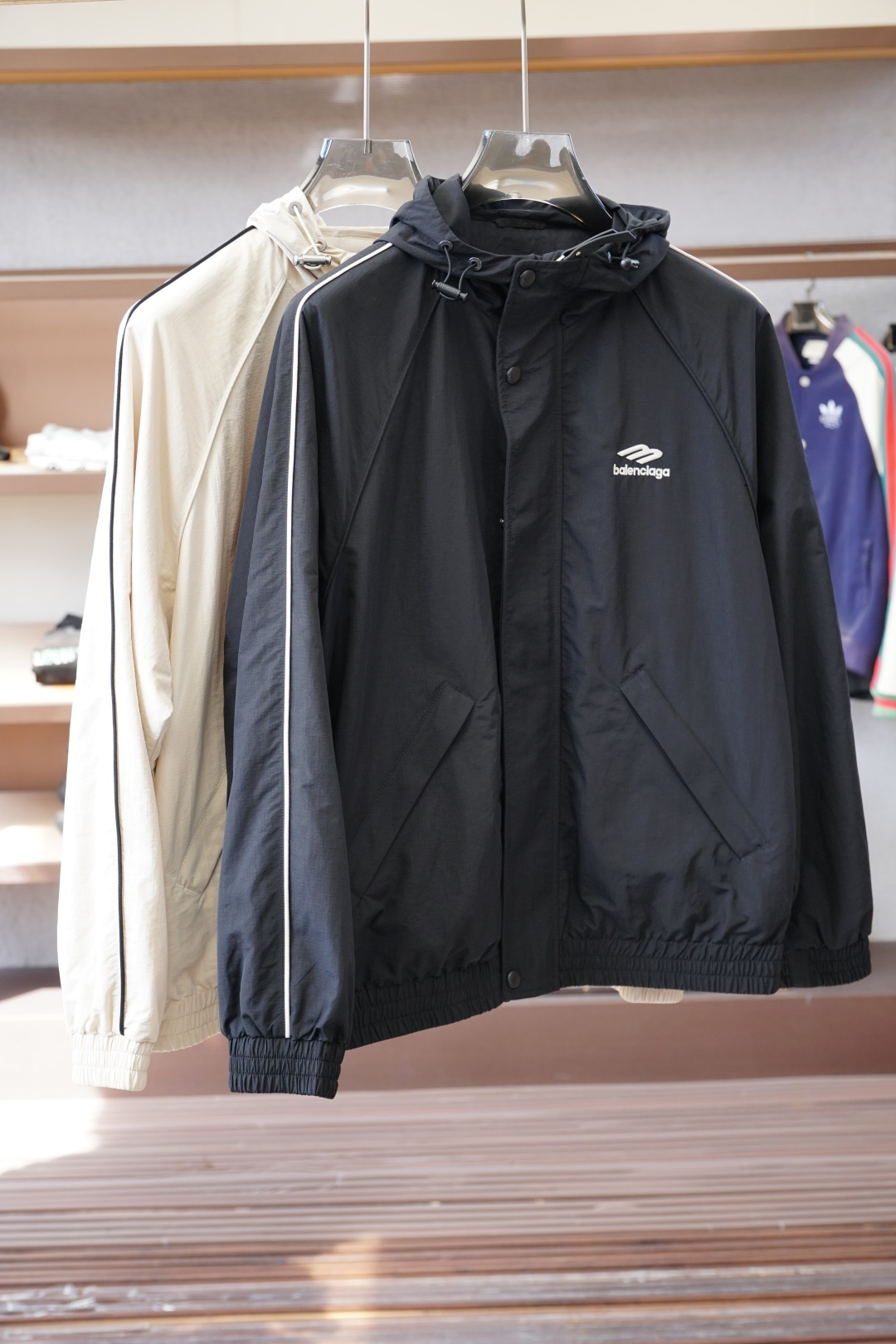 NO:599169,Balenciaga/2025 autumn and winter new series #CLO explosive version reappears. Imported polyester fiber thickened double-layer fabric, loose hooded style, front decorated with mandrake embroidery, drawstring hooded collar, ribbed cuffs and hem, front decorated with embroidery, the latest heavyweight accessories The curvature of the curve is adjusted according to the physical reference, and each letter clearly restores the spacing curve. The large logo uses imported custom embroidery thread, and fine detail processing creates a three-dimensional relief embroidery effect. The classic trademark letter design restores consistent size spacing; the embroidery is fine and dense. #Drawstring to adjust the hooded sweatshirt version Basic loose-fitting cut, wide upper body and loose hood design, hardware bell embellishment and dropped shoulder line; the overall body does not limit shoulder width while highlighting a relaxed and lazy feeling. The drawstring waist design at the hem and the ribbing at the cuffs, and the front kangaroo pocket design create a layered style. The front side seams are divided, and the hem is machine-made with exquisite double topstitching. Size M-3xl (the letter after the size after the washing mark shall prevail) Number size specifications are for reference only,,balenciaga,hoodie,sweatshirts,hats,alexander wang19860909巴黎世家/2025秋冬新款系列#克洛爆版再现 进口聚酯纤维加厚双层面料、松版连帽型、正面飾有曼徳拉草刺绣、抽绳连帽衣领、罗纹袖口和下摆、正面饰有刺绣、最新重磅辅料配备 根据实物参考调整曲线弧度,每个字母清晰还原间距曲线.大型徽标采用进口定做绣线,精细的细节处理,造就了立体浮雕的刺绣效果.经典商标字母设计,还原一致大小间距；刺绣精细针法绵密 #抽绳调节连帽卫衣版型 基础宽松衣型裁剪,上身宽宽松松连帽设计,五金吊钟点缀搭配落肩肩线；整体不限制肩宽的同时突出轻松慵懒感.衣身下摆抽绳收腰设计与袖口罗纹收针,前副袋鼠口袋设计打造层次感风格.前身侧缝分割设计,底摆专机精致双明线车缝. 尺码M-3xl（尺码洗水唛size后字母为准） 数字尺码规格仅供参考,,balenciaga,hoodie,sweatshirts,hats,alexander wang,Men's clothing