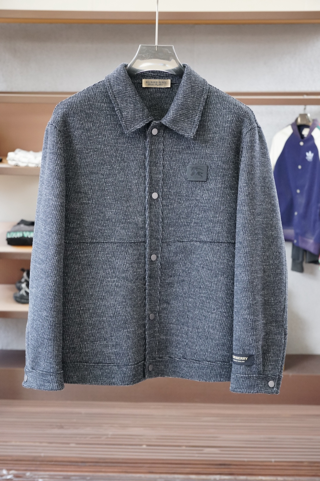 NO:599172,BBR Burberry - 2025 autumn and winter new products, advanced customization, classic wool cashmere jacket and suit, you don't want to take it off when you put it on, high-end goods, high-quality imported customized materials, customized fabrics, more texture, high-end metal button attachments, every detail is considered, the workmanship is really exquisite, the wiring is fine and well-proportioned, no excess threads, high-quality fashion, the best product for various occasions, whether it is business or leisure time!  Definitely an eye-catching item not to be missed, showing off the fashionable charm ~ Sizes M-3XL,,,burberry,jackets & coats,business suit,alexander wang19860909BBR巴宝莉-2025秋冬新品 高级定制 经典之作爆羊毛羊绒外套西装 穿上就不想脱下来 高端好货 高品质进口定制材质 定制面料 更加有质感 高档金属质感纽扣附料 在细节上考虑的面面俱到 做工真的极其精湛 走线细密匀称 毫无多余线头 高品质时装 无论是商务还是休闲时候都能胜任各种场合的最佳强货！绝对是不容错过的吸睛款 尽显时尚魅力风尚~尺码M-3XL,,,burberry,jackets & coats,business suit,alexander wang,Men's clothing