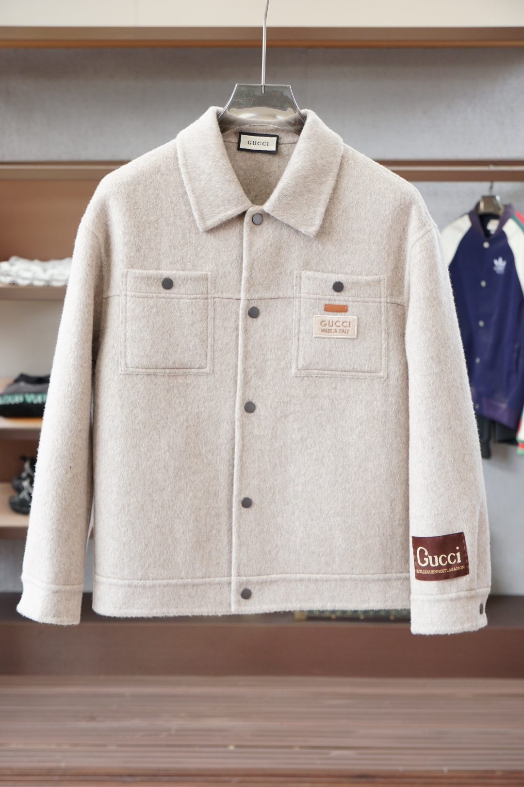 NO:599175,Gucci - 2025 autumn and winter new products, advanced customization, classic wool cashmere stand-up collar suit, you don't want to take it off when you put it on, high-end goods, high-quality imported customized materials, customized fabrics, more texture, high-end metallic button attachments, every detail is considered, the workmanship is really exquisite, the wiring is fine and well-proportioned, no excess threads, high-quality fashion, the best product for various occasions, whether it is business or leisure time!  Definitely an eye-catching item that you can’t miss, showing off your fashionable charm~ Sizes M-3XL,,,gucci,business suit,alexander wang19860909Gucci 古奇-2025秋冬新品 高级定制 经典之作爆羊毛羊绒立领西装 穿上就不想脱下来 高端好货 高品质进口定制材质 定制面料 更加有质感 高档金属质感纽扣附料 在细节上考虑的面面俱到 做工真的极其精湛 走线细密匀称 毫无多余线头 高品质时装 无论是商务还是休闲时候都能胜任各种场合的最佳强货！绝对是不容错过的吸睛款 尽显时尚魅力风尚~尺码M-3XL,,,gucci,business suit,alexander wang,Men's clothing