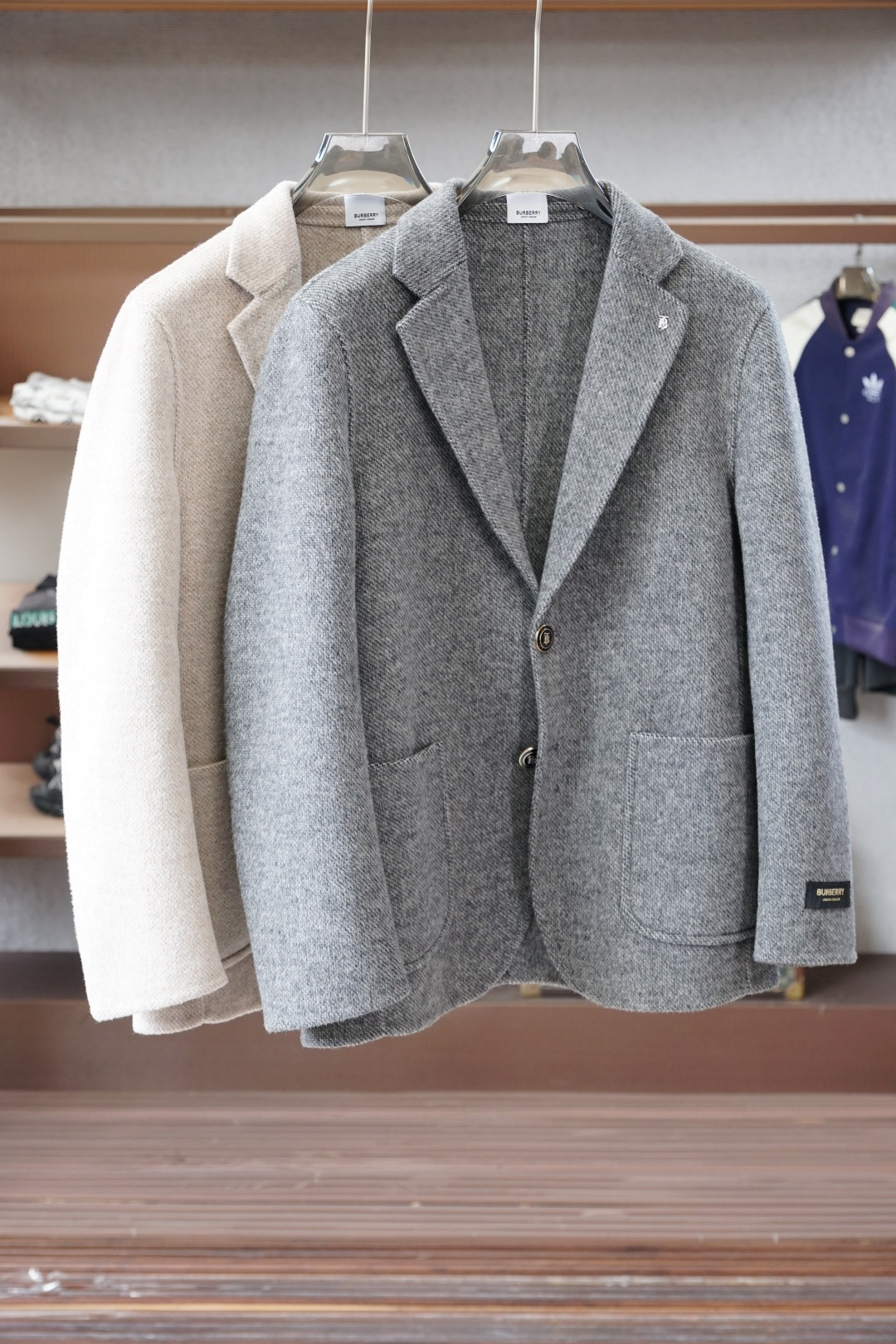 NO:599178,BBR Burberry/2025 new autumn and winter products, advanced customization, classic wool cashmere jacket and suit, you don't want to take it off when you put it on, high-end goods, high-quality imported customized materials, customized fabrics, more texture, high-end metal button attachments, every detail is considered, the workmanship is really exquisite, the wiring is fine and well-proportioned, no excess threads, high-quality fashion, the best product for various occasions, whether it is business or leisure time!  Definitely an eye-catching item not to be missed, showing off the fashionable charm ~ Sizes M-3XL,,,burberry,jackets & coats,business suit,alexander wang19860909BBR巴宝莉/2025秋冬新品 高级定制 经典之作爆羊毛羊绒外套西装 穿上就不想脱下来 高端好货 高品质进口定制材质 定制面料 更加有质感 高档金属质感纽扣附料 在细节上考虑的面面俱到 做工真的极其精湛 走线细密匀称 毫无多余线头 高品质时装 无论是商务还是休闲时候都能胜任各种场合的最佳强货！绝对是不容错过的吸睛款 尽显时尚魅力风尚~尺码M-3XL,,,burberry,jackets & coats,business suit,alexander wang,Men's clothing